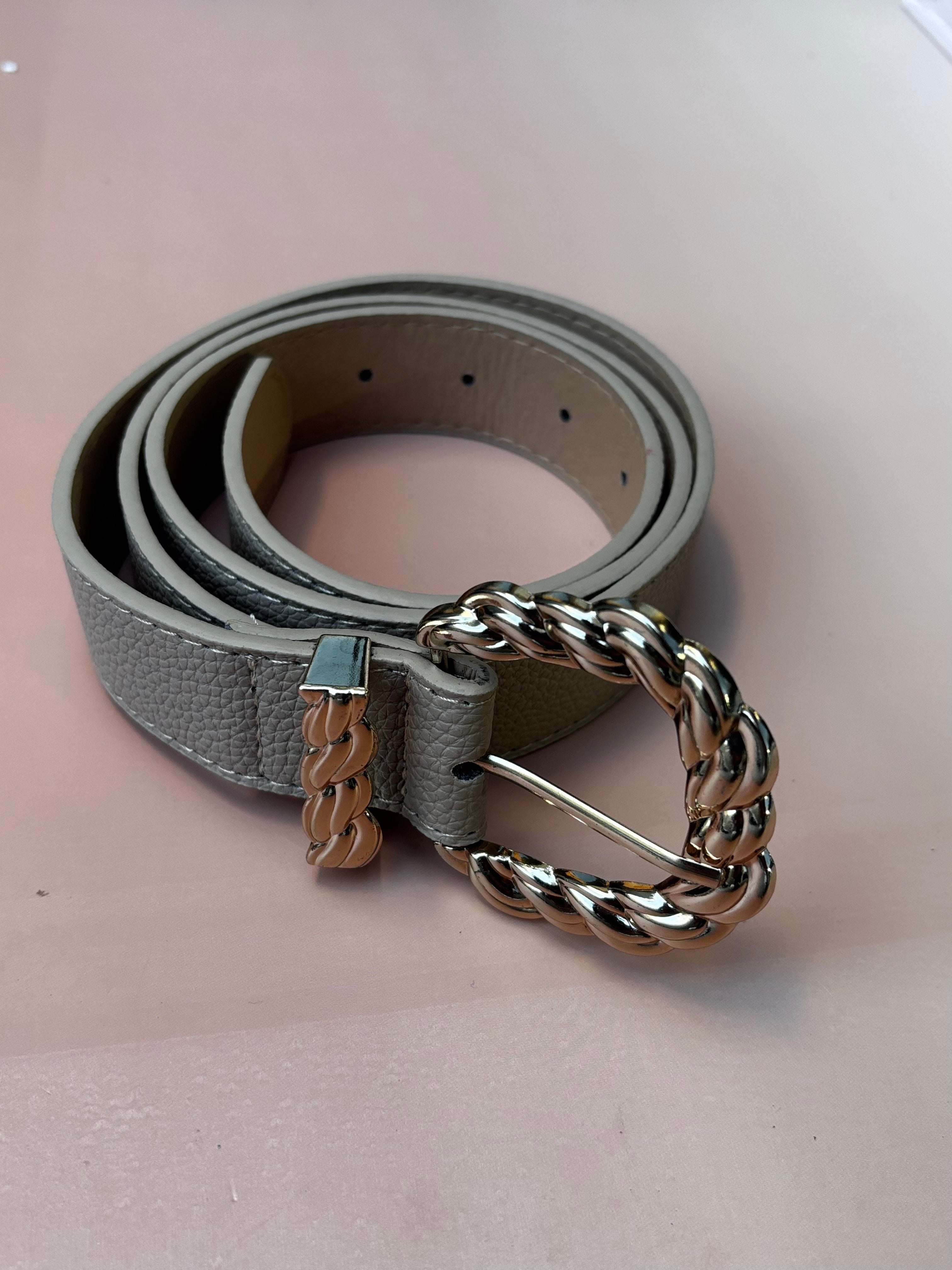 Cinto feminino com fivela trabalhada em metal torcido