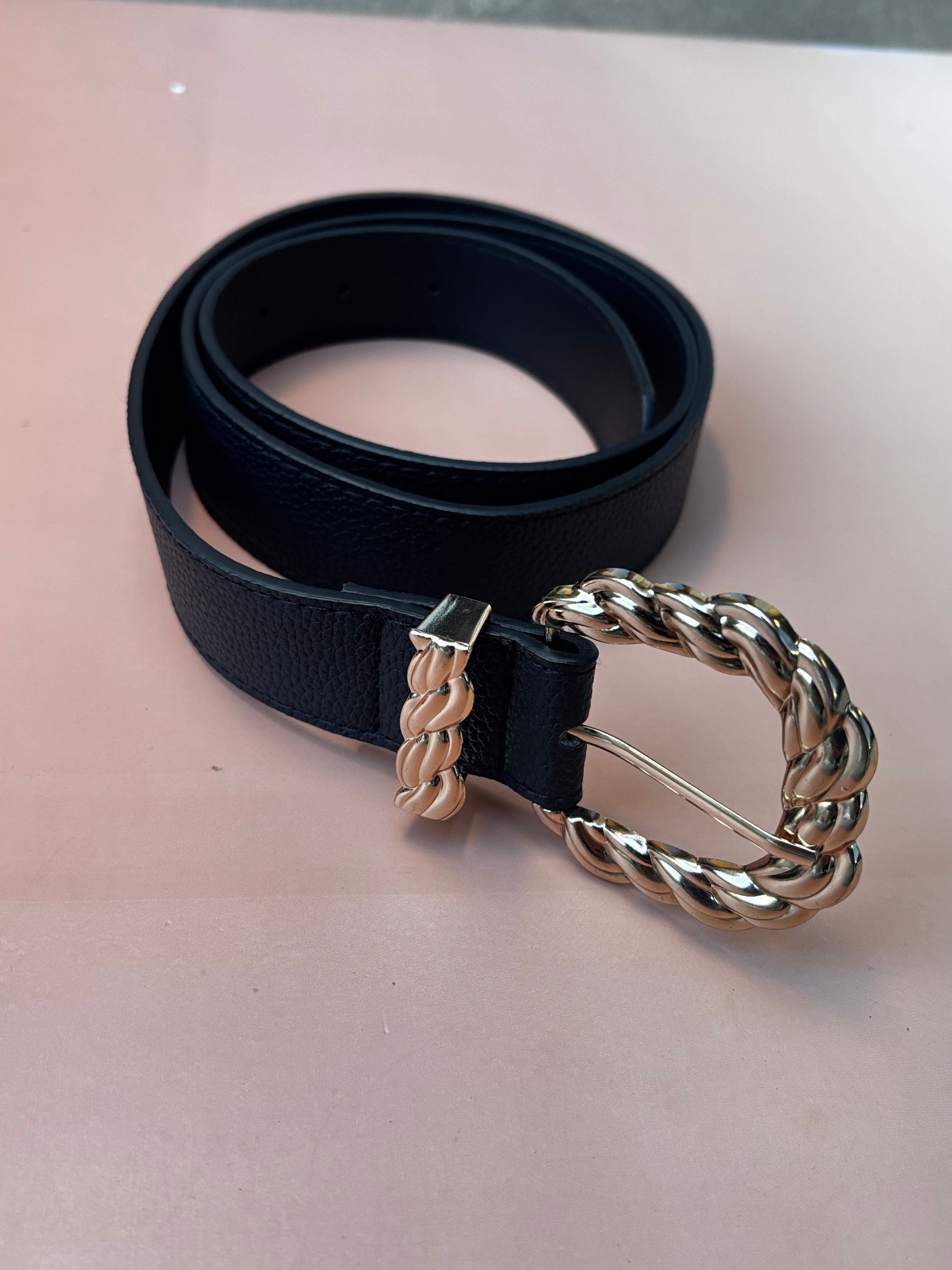 Cinto feminino com fivela trabalhada em metal torcido