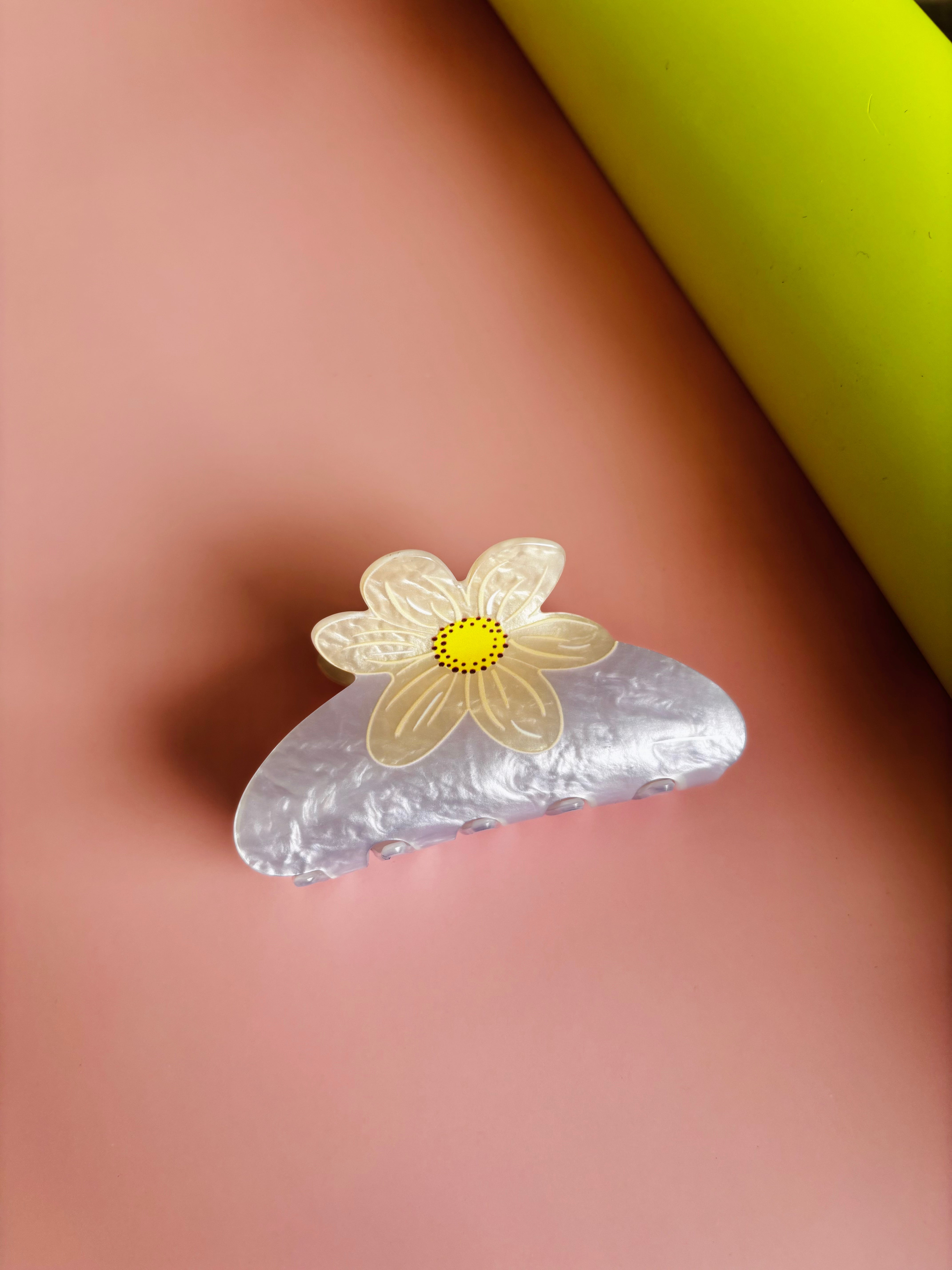 Presilha Flor Única com Base Perolada