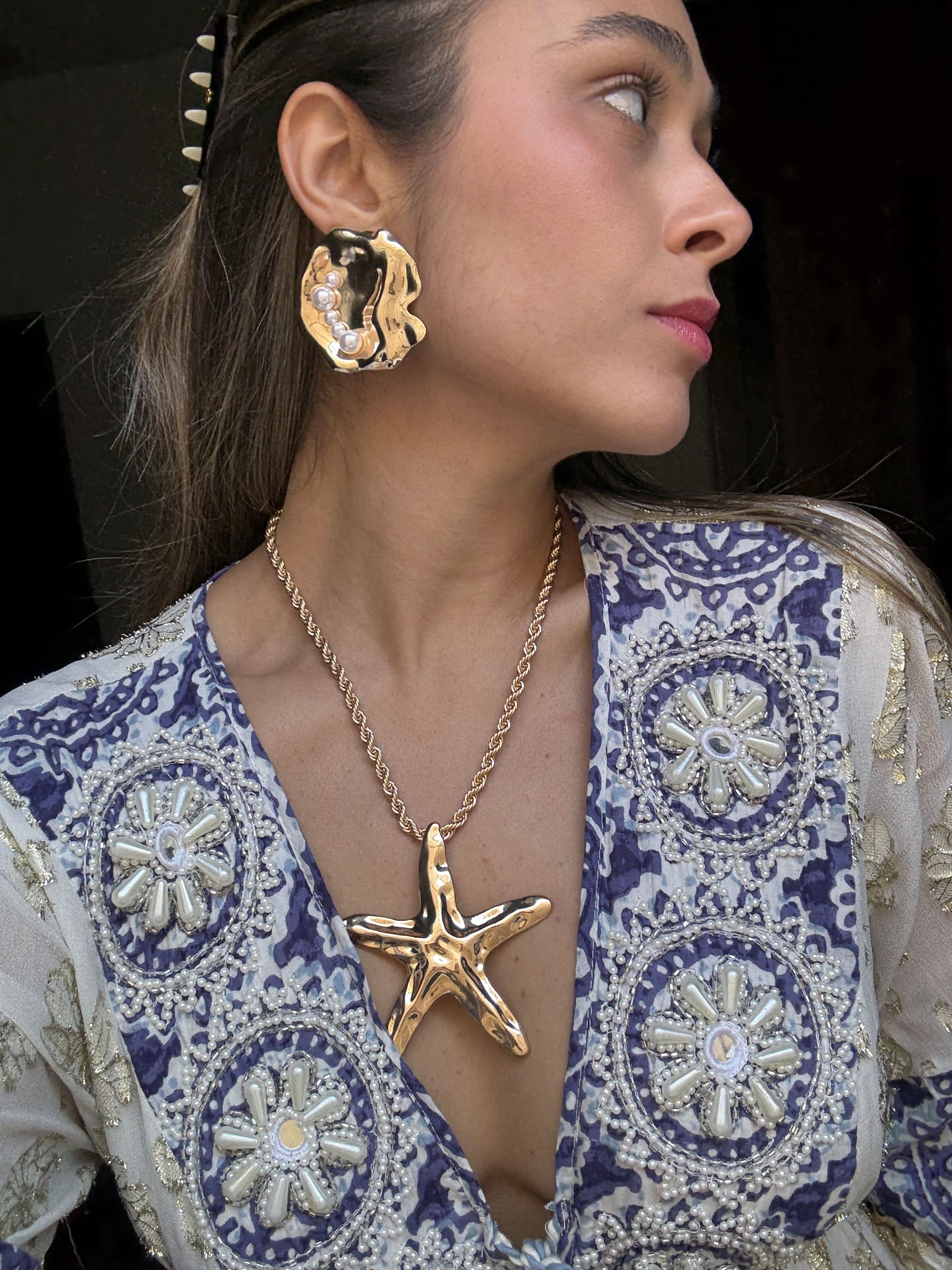 Brinco Dourado com Pérolas Assimétricas