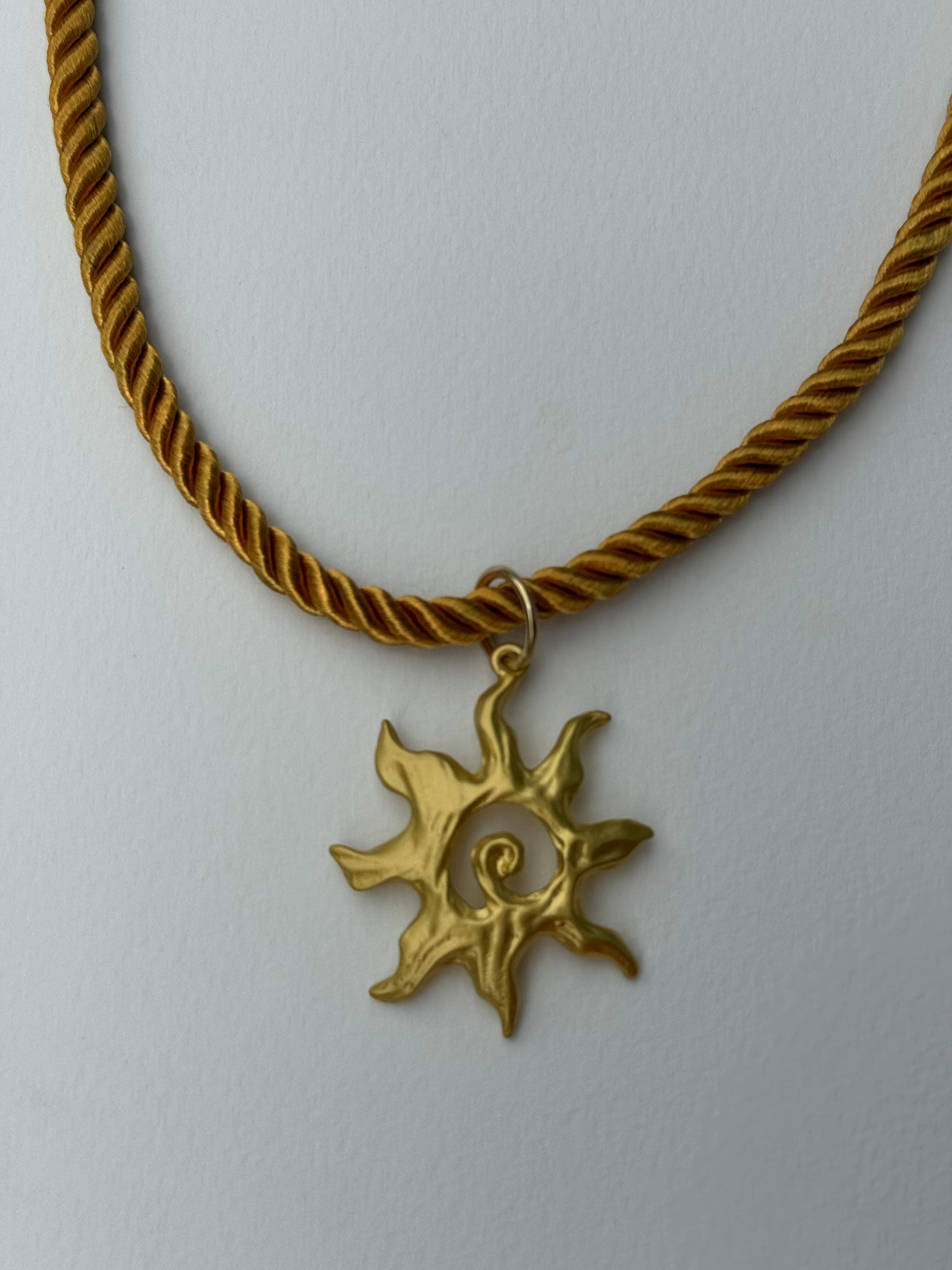 Colar Sol Dourado com Cordão Marrom