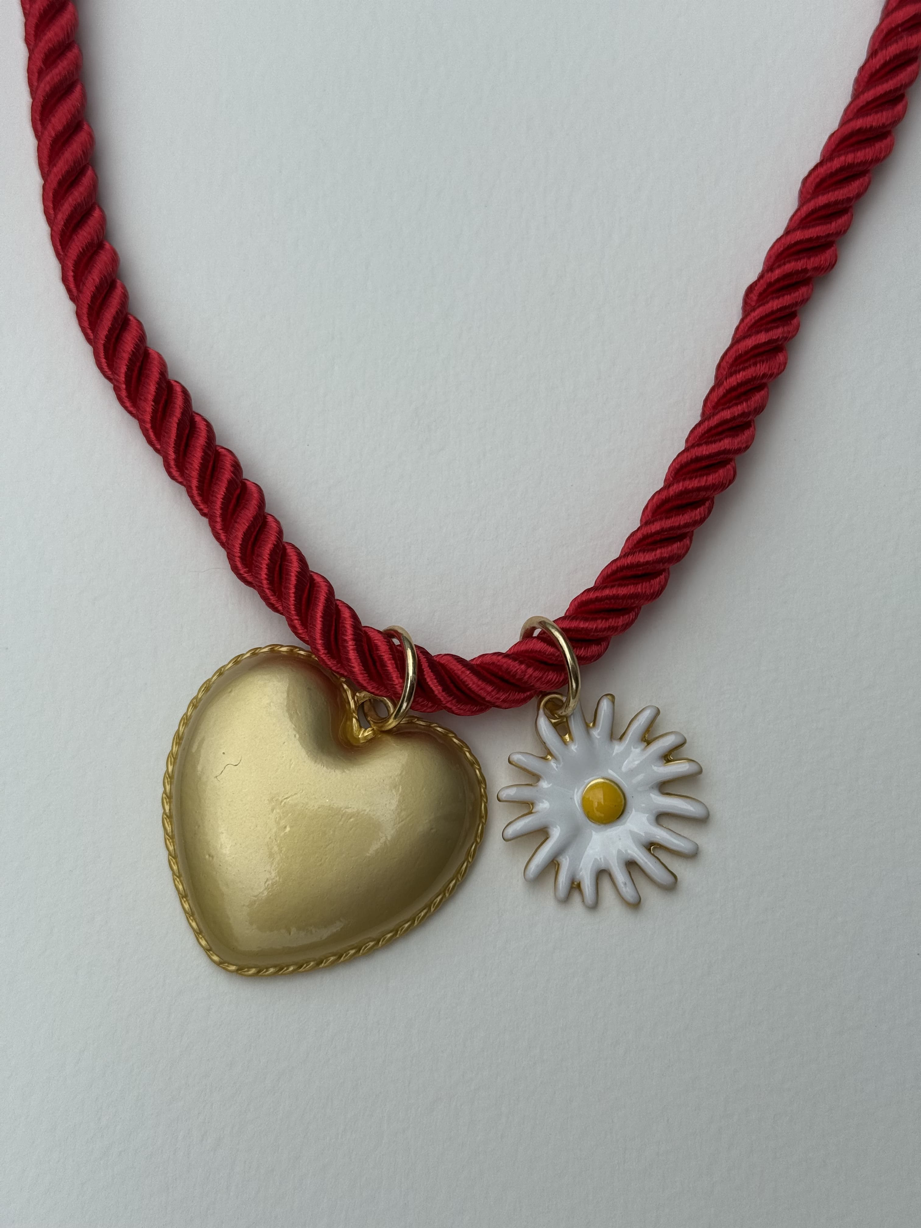 Colar Vermelho com Pingentes de Coração e Margarida