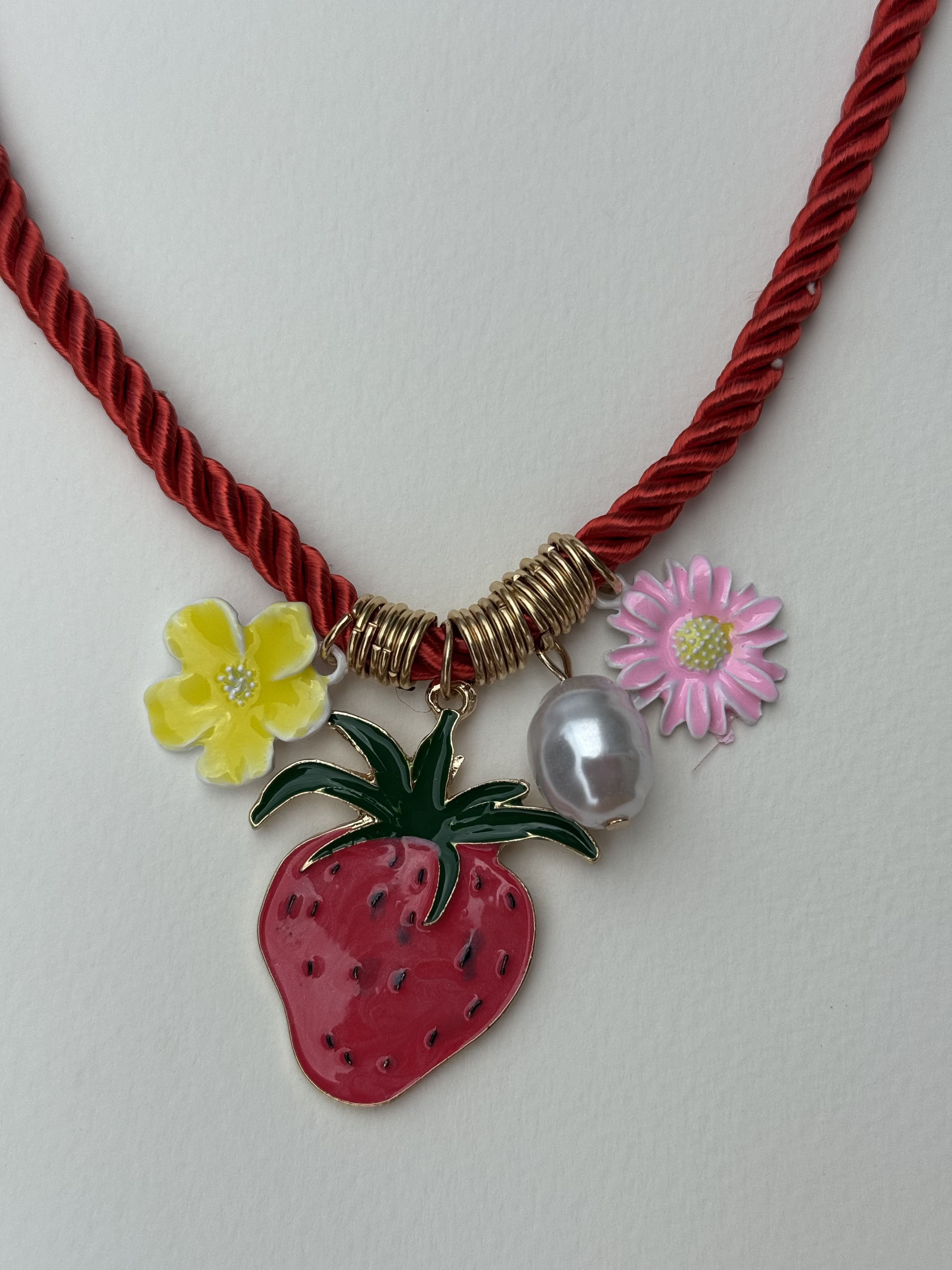 Colar Morango com Flores Coloridas