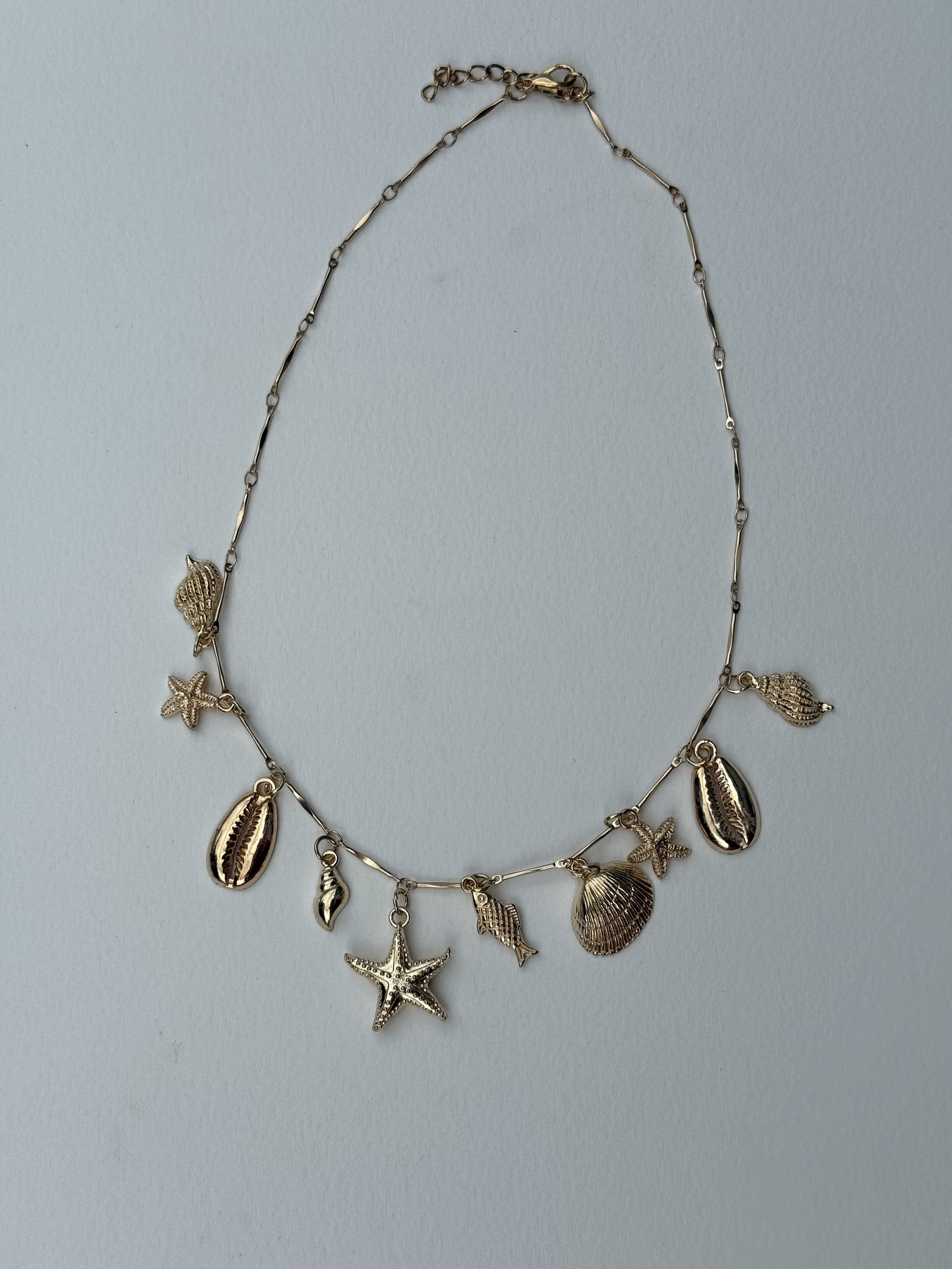 Colar Dourado com Pingentes do Mar