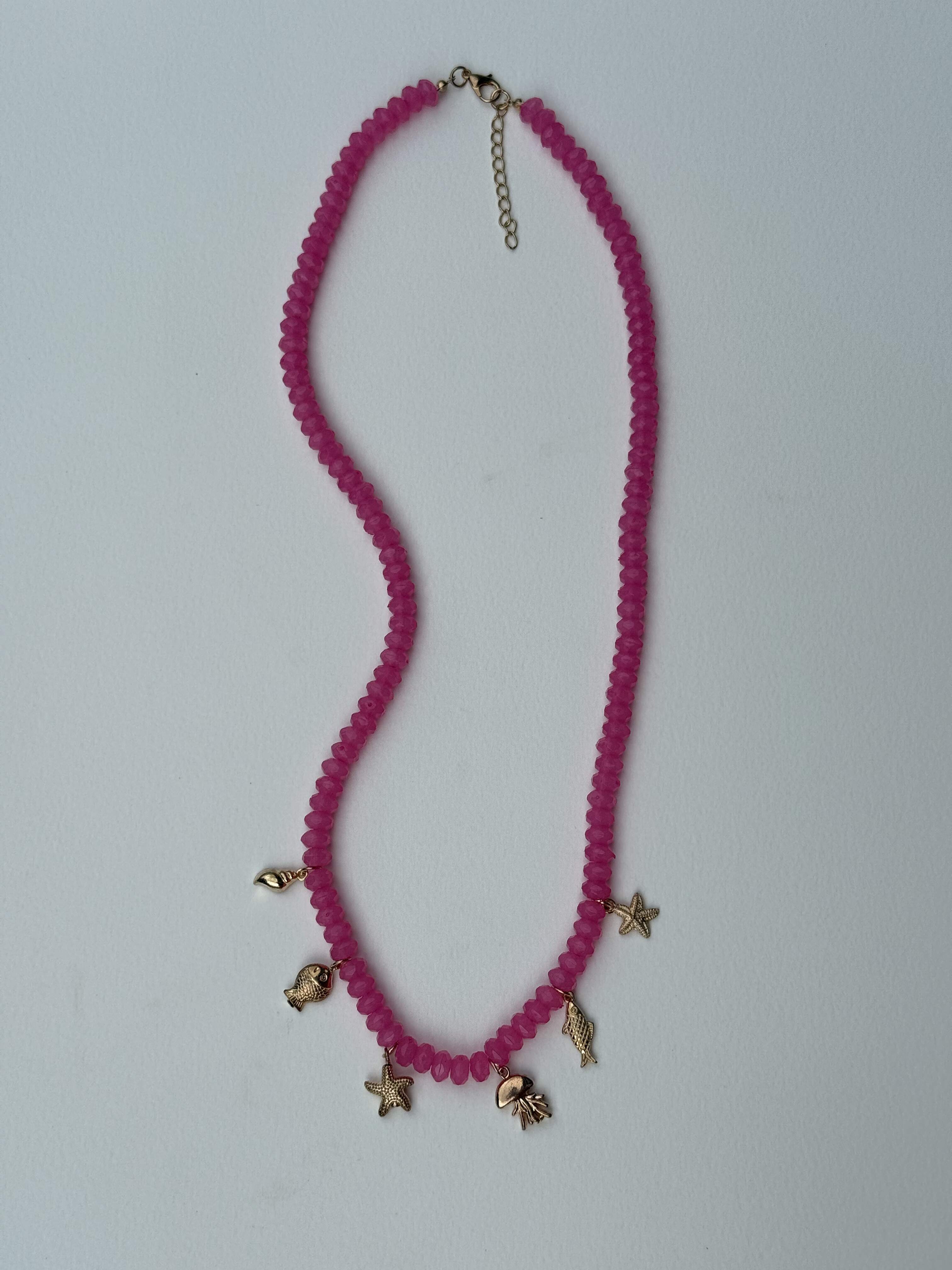 Colar Rosa com Pingentes Marinhos