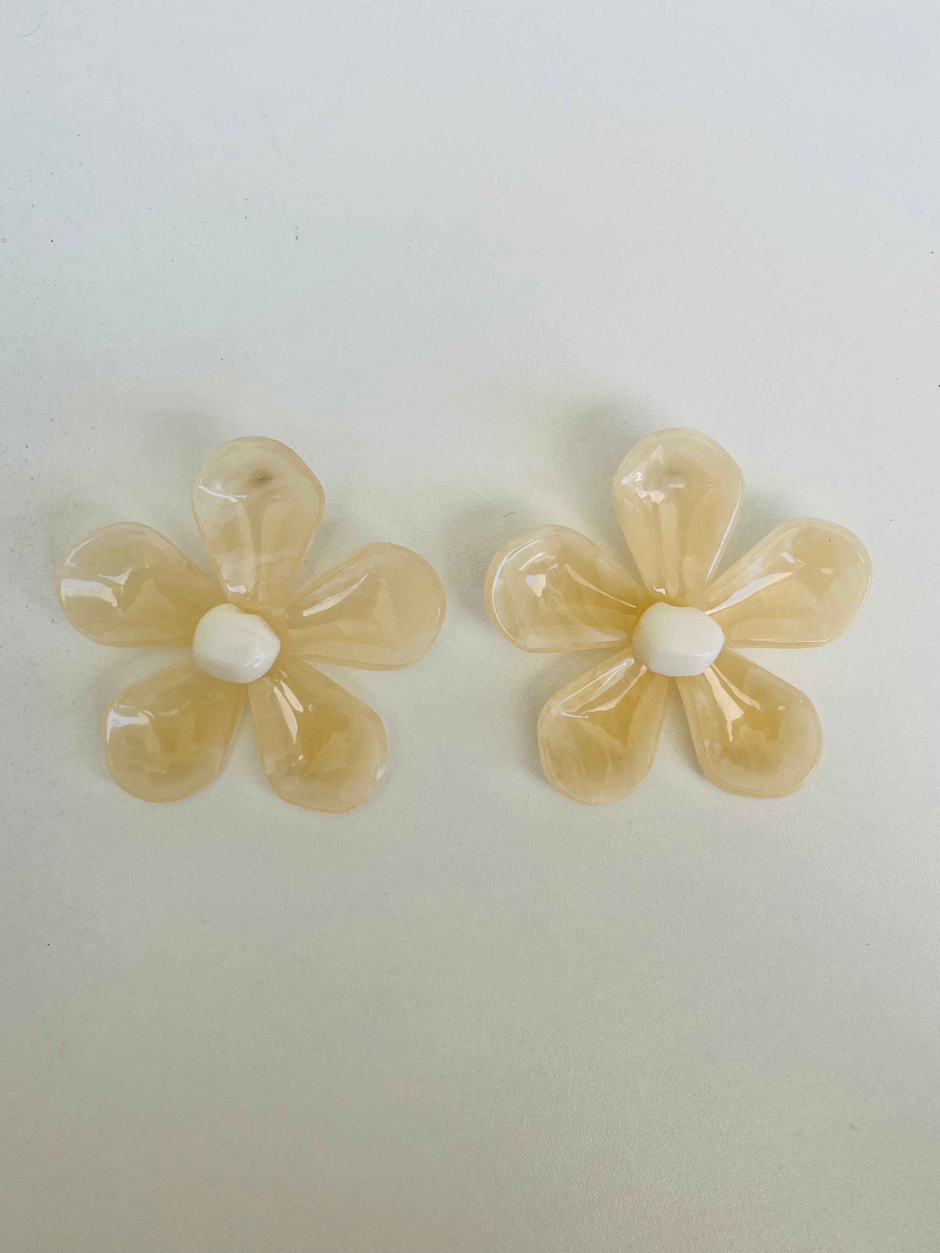 Brinco de Flor Translúcido