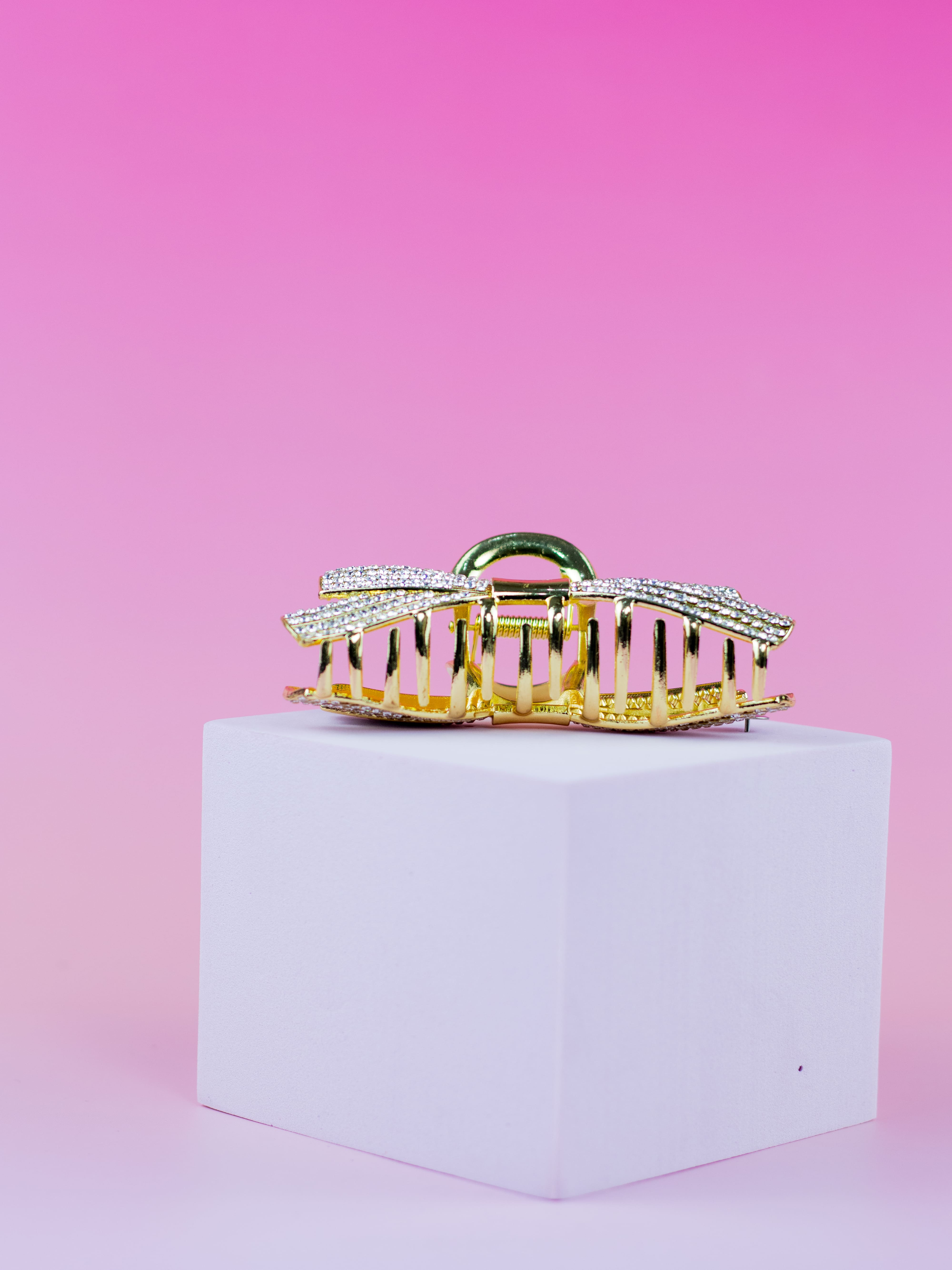 Piranha Dourada Laço Metal com Strass