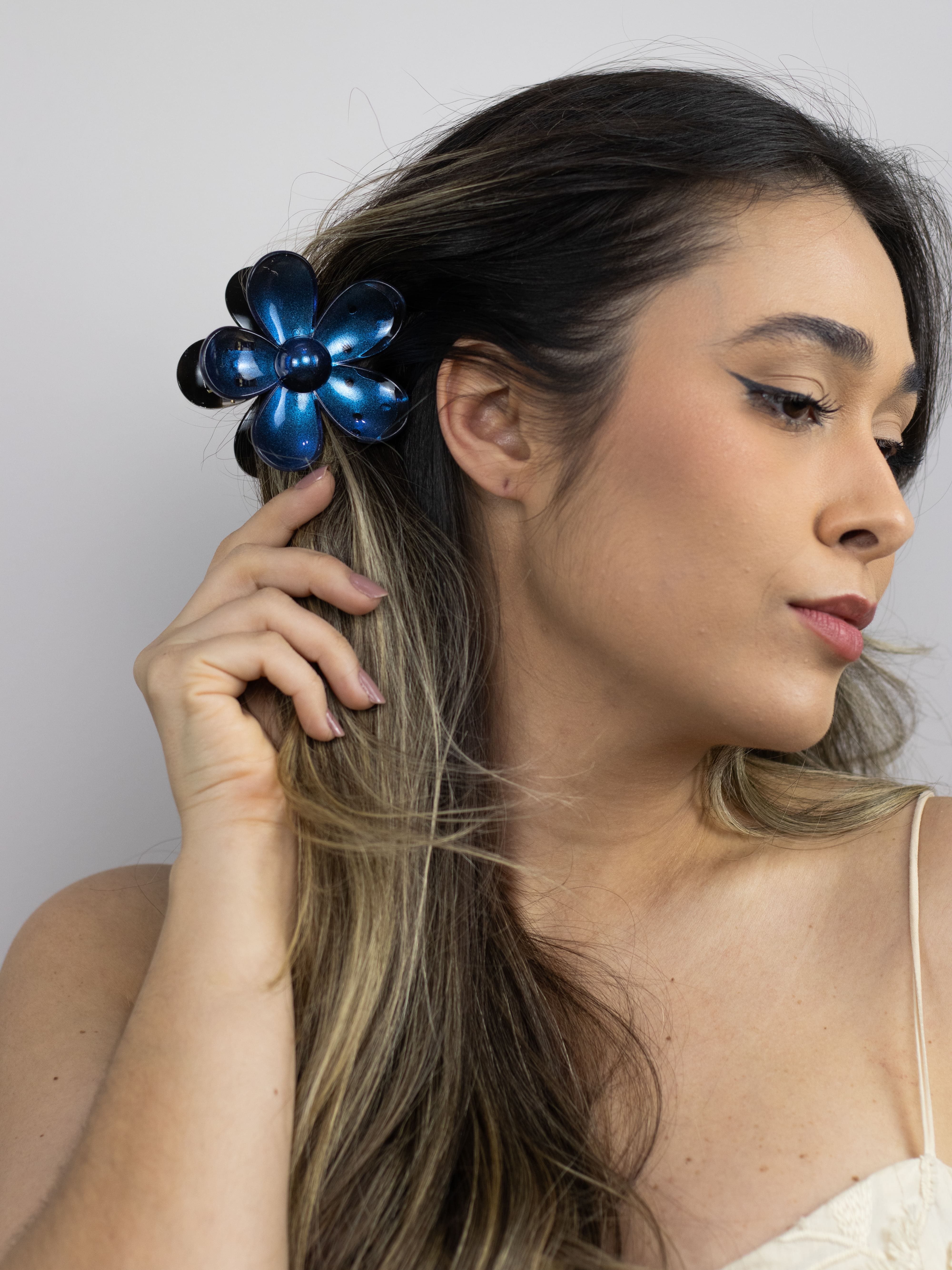 Piranha de Flor Margarida com Brilho Azul