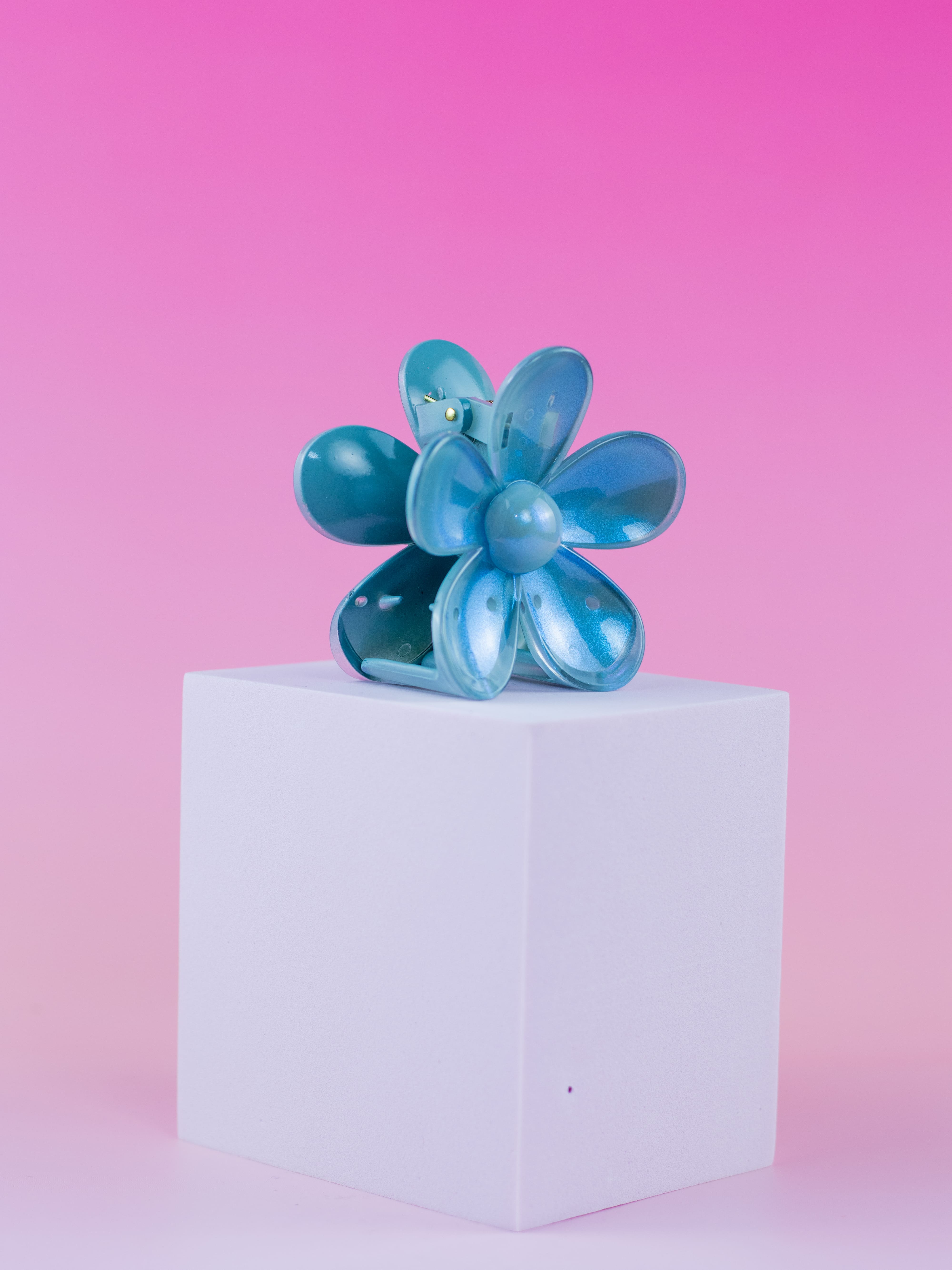 Piranha de Flor Margarida com Brilho Azul