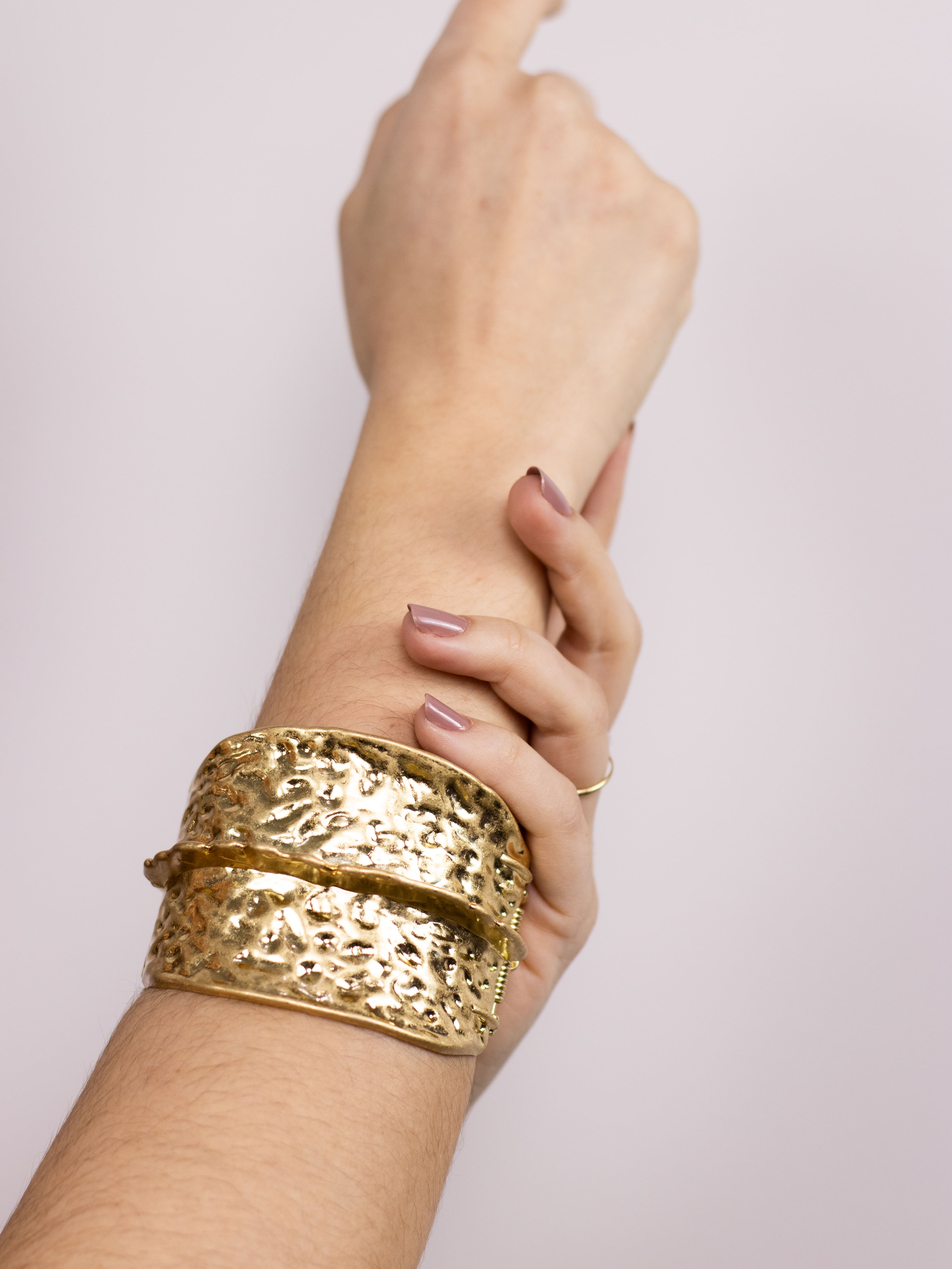 Bracelete Medieval Martelado Dourado