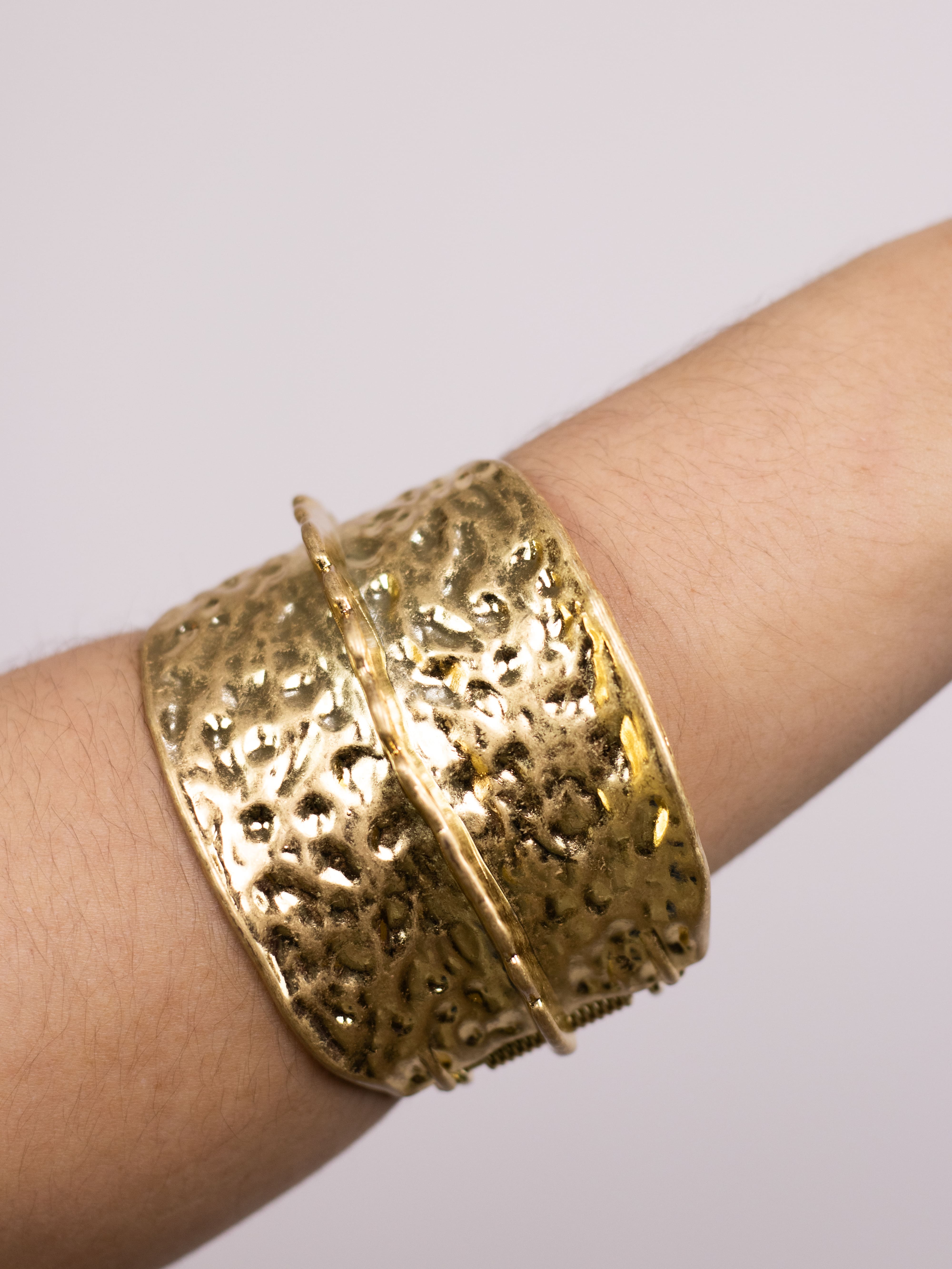 Bracelete Medieval Martelado Dourado