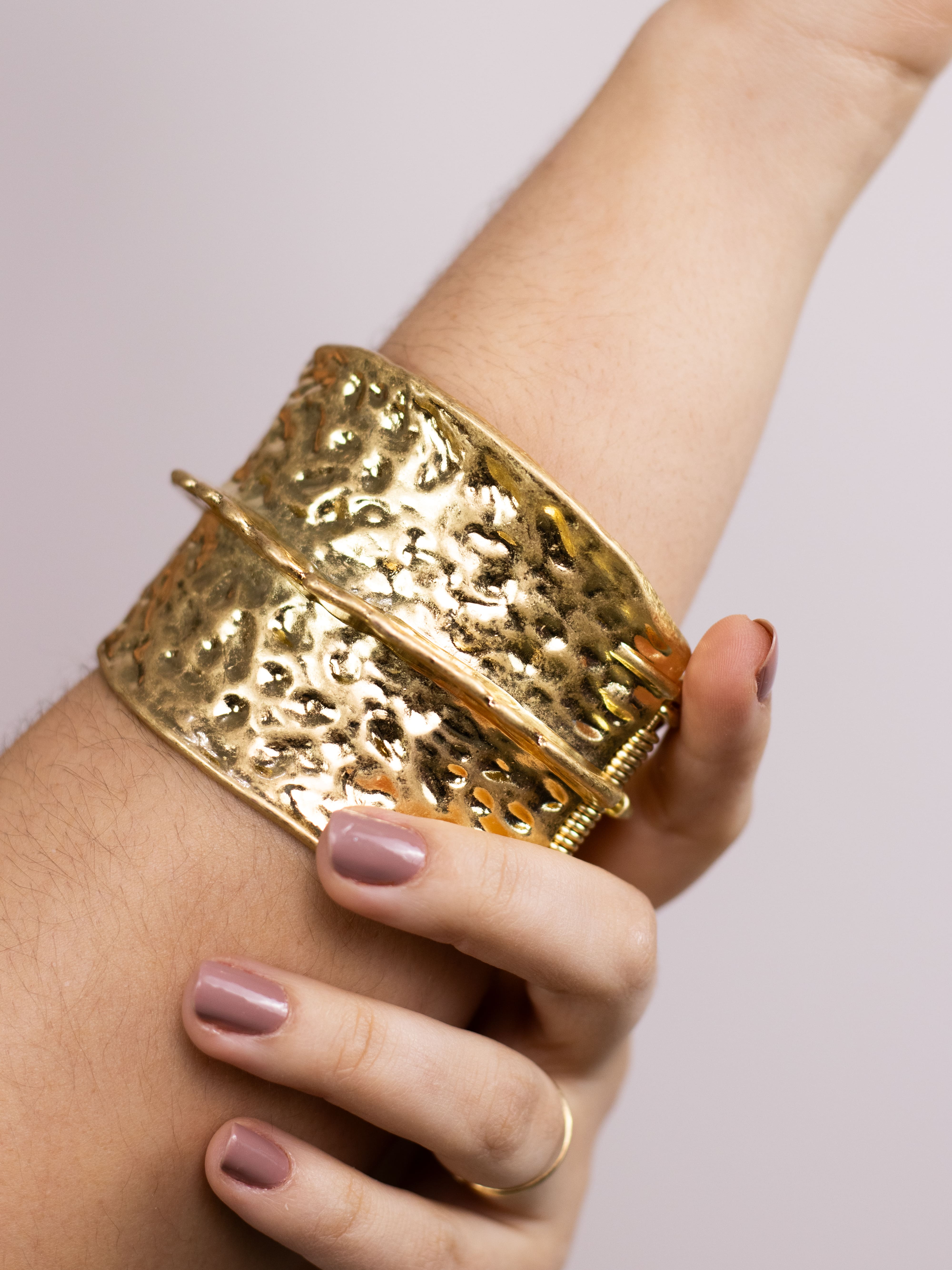 Bracelete Medieval Martelado Dourado