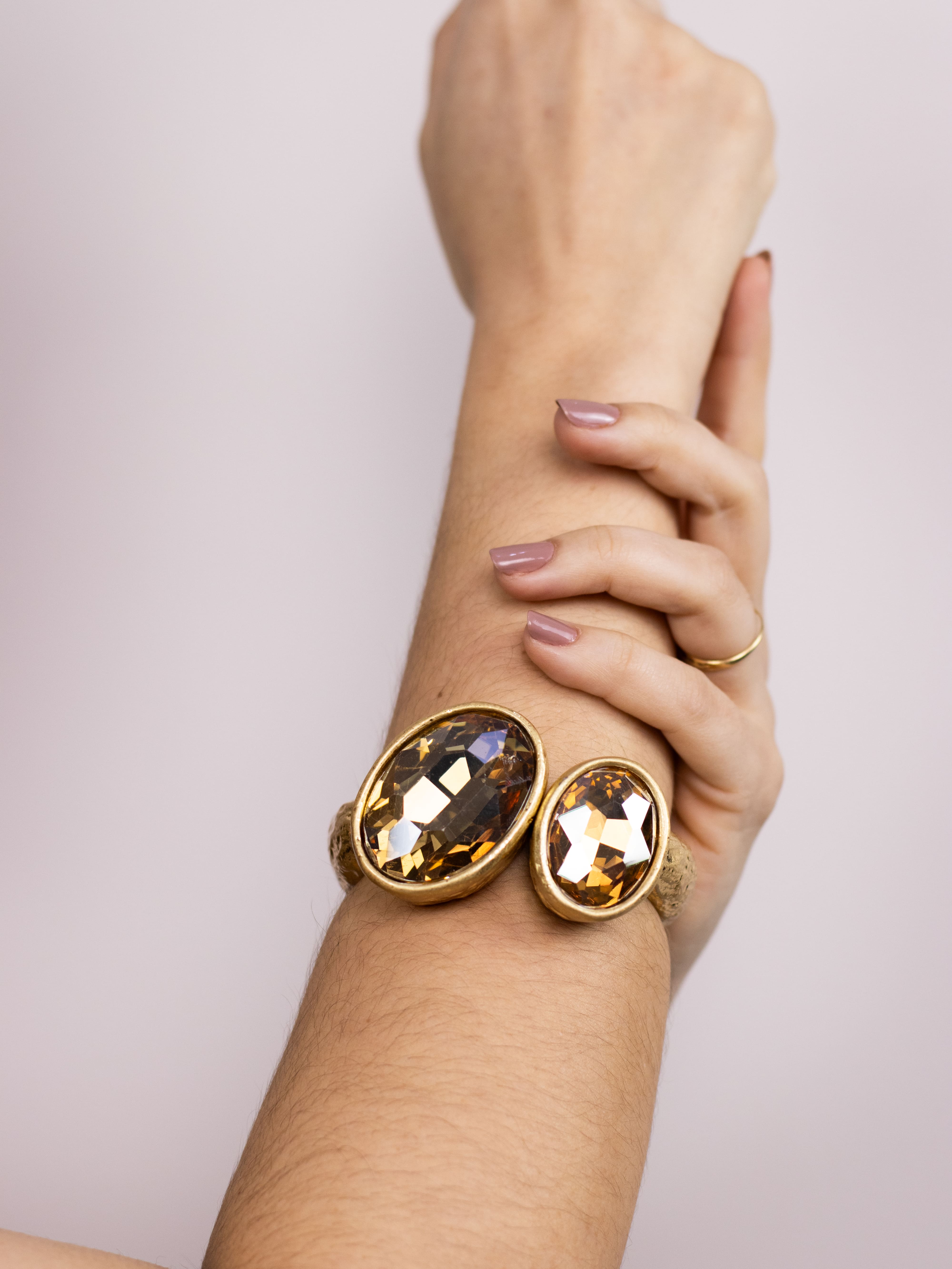 Bracelete Dourado Medieval com Pedraria