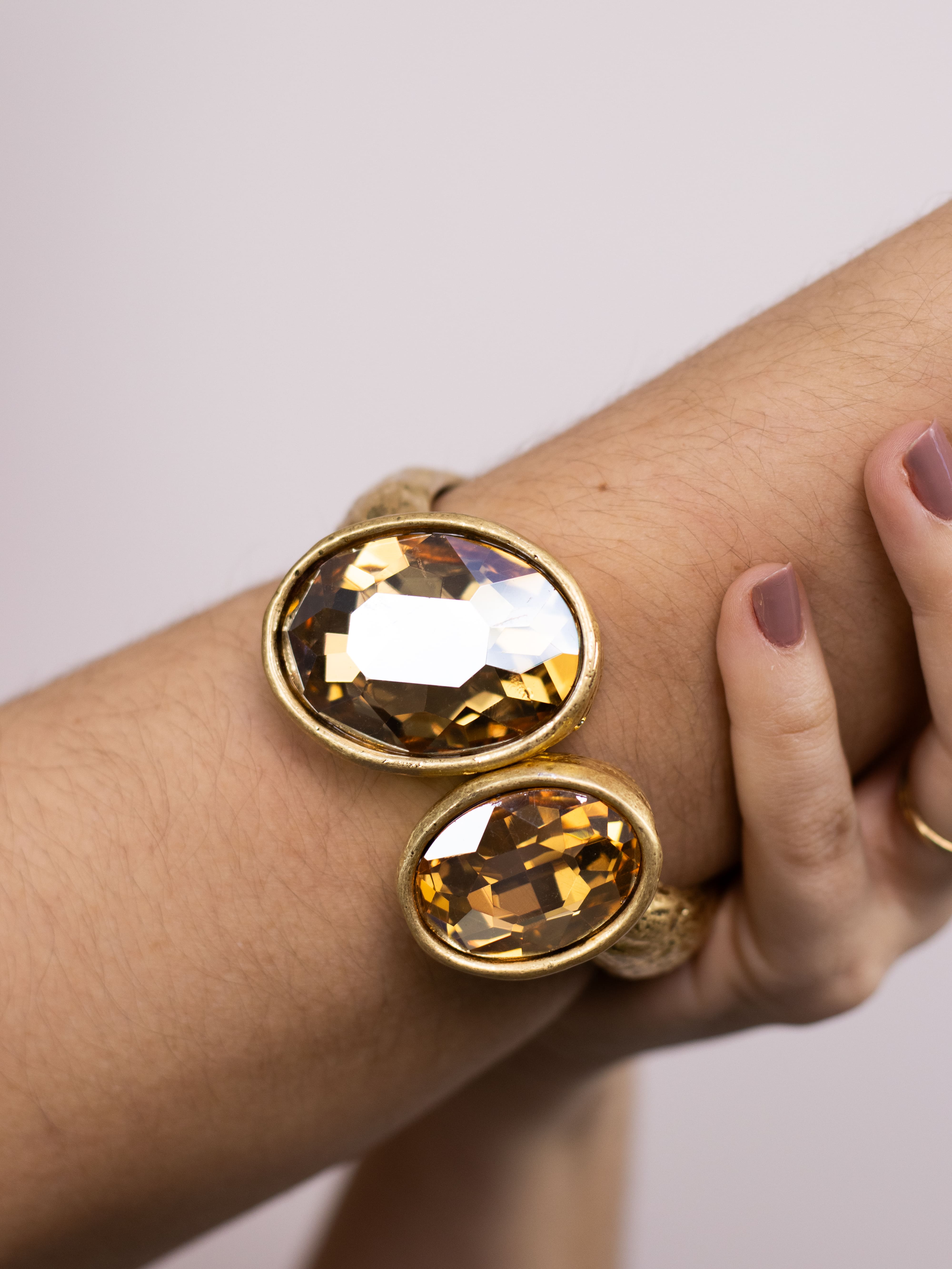 Bracelete Dourado Medieval com Pedraria