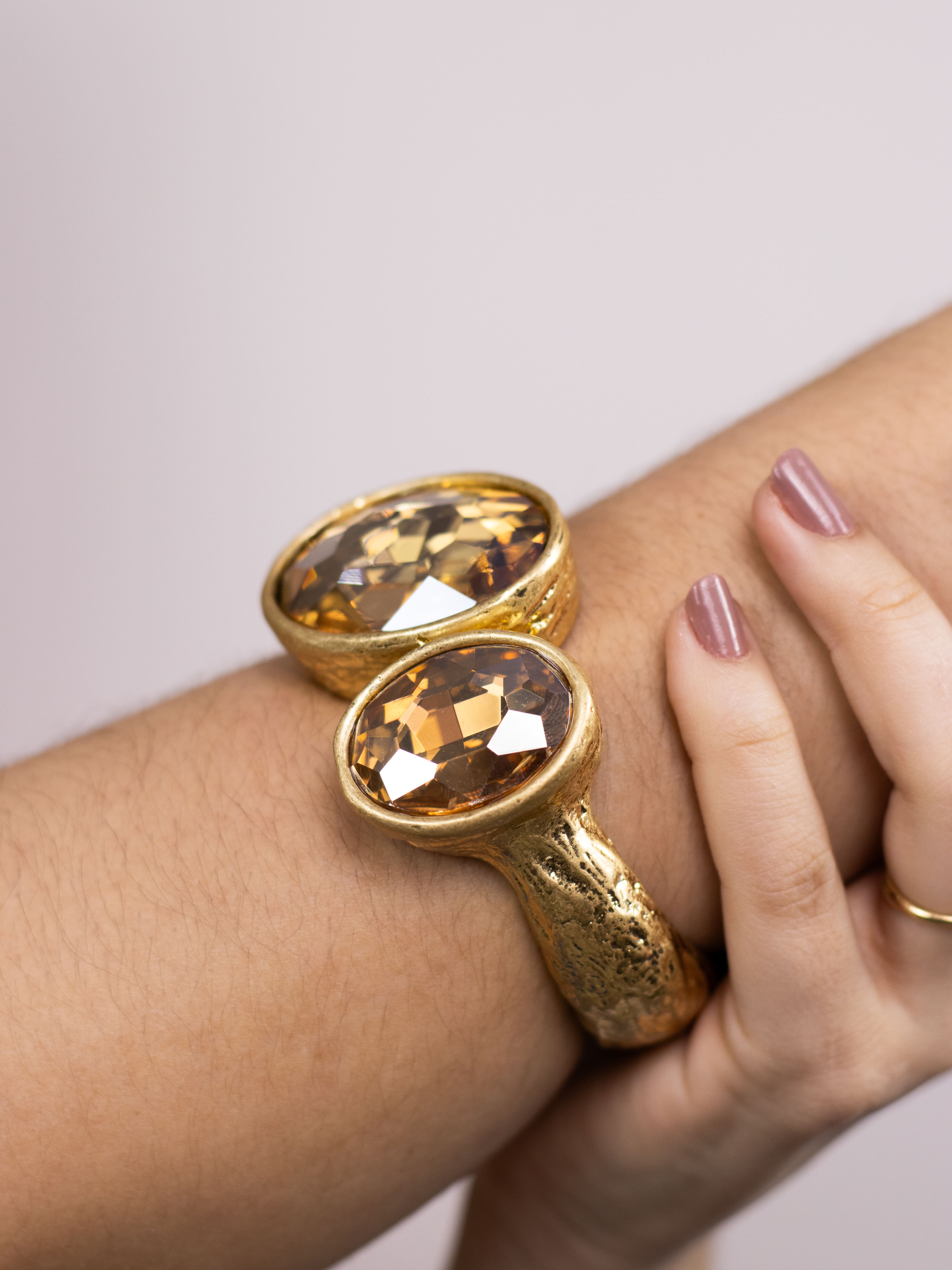 Bracelete Dourado Medieval com Pedraria
