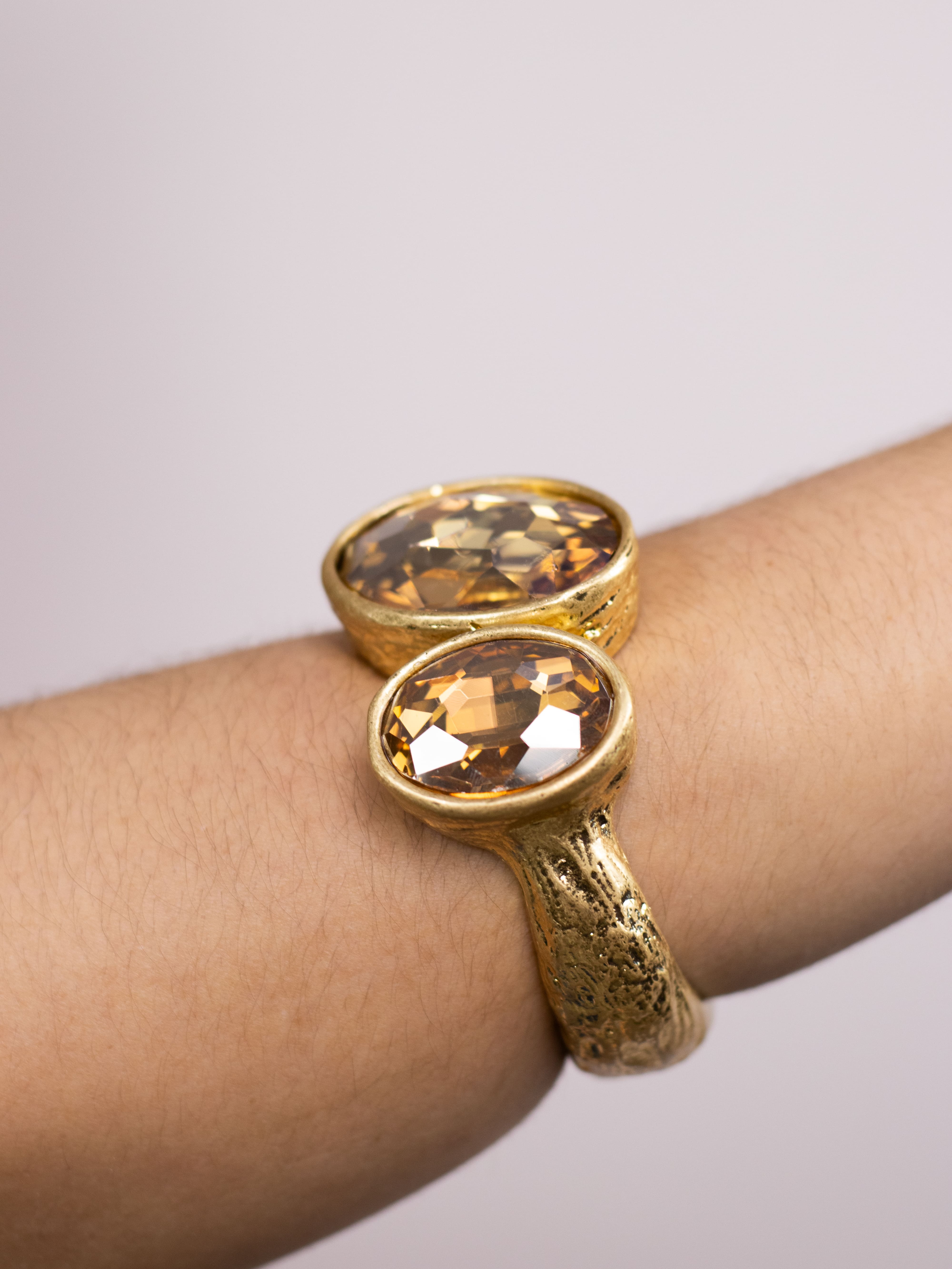 Bracelete Dourado Medieval com Pedraria