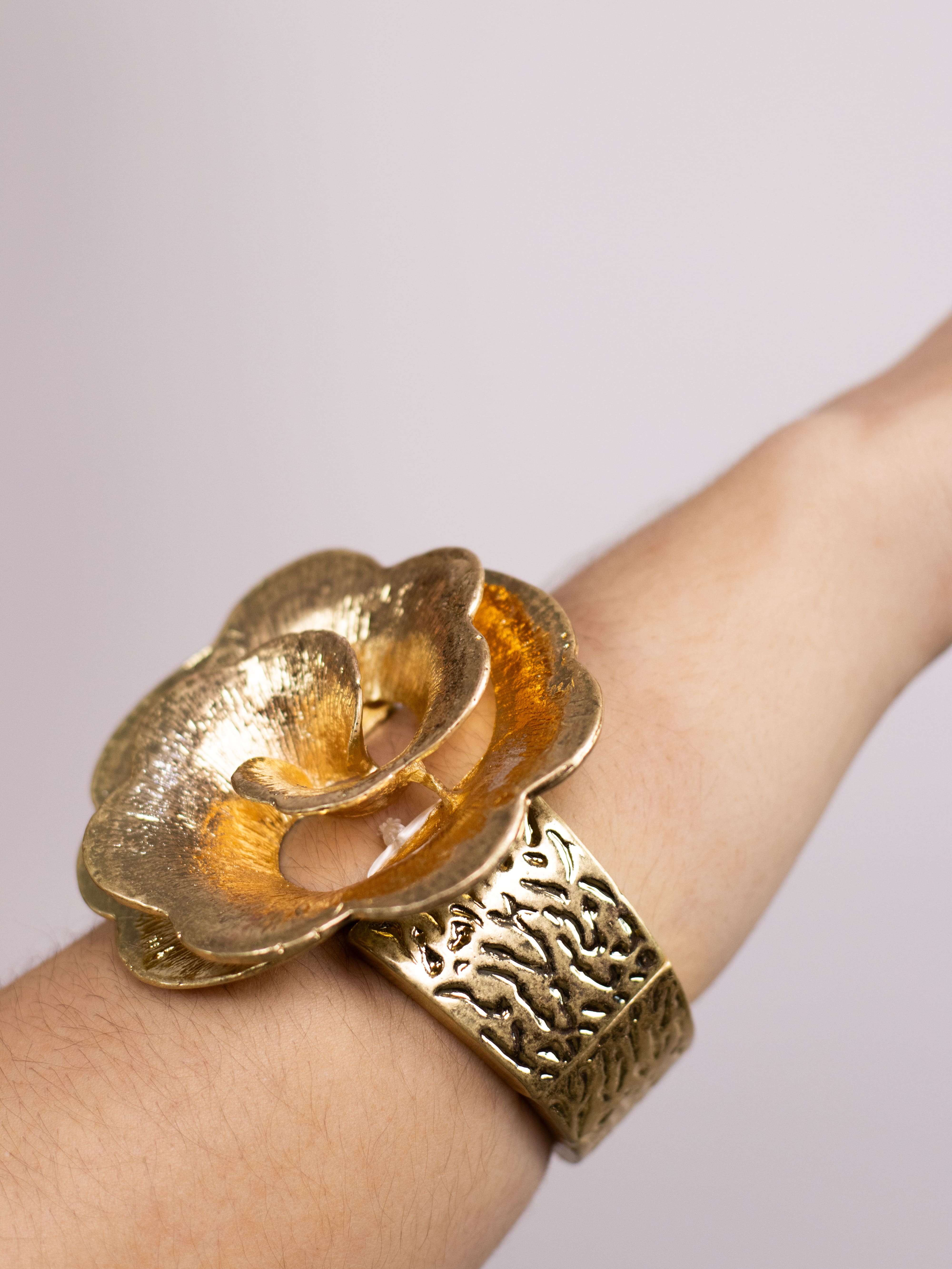 Bracelete Medieval Dourado de Flor