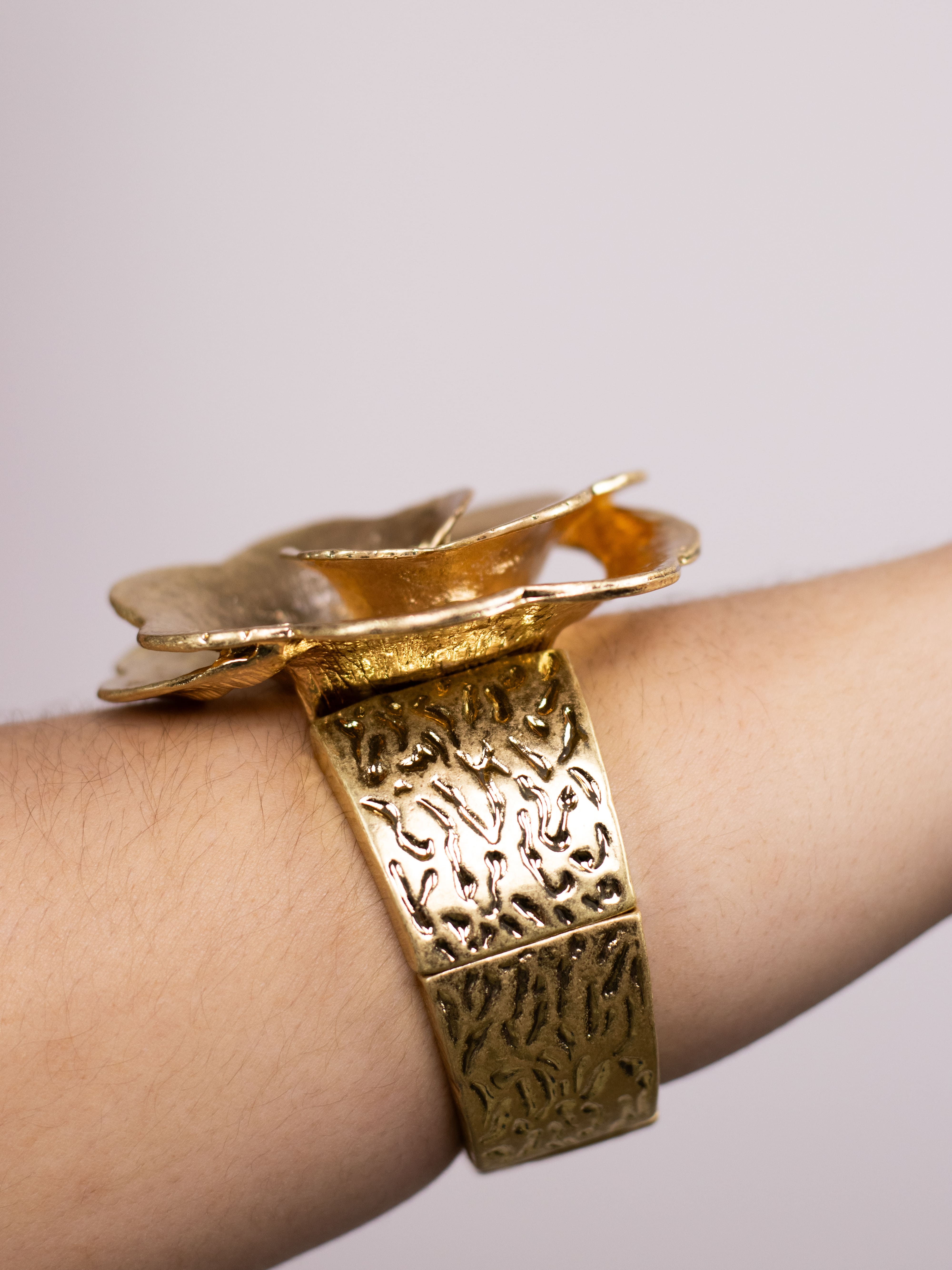 Bracelete Medieval Dourado de Flor