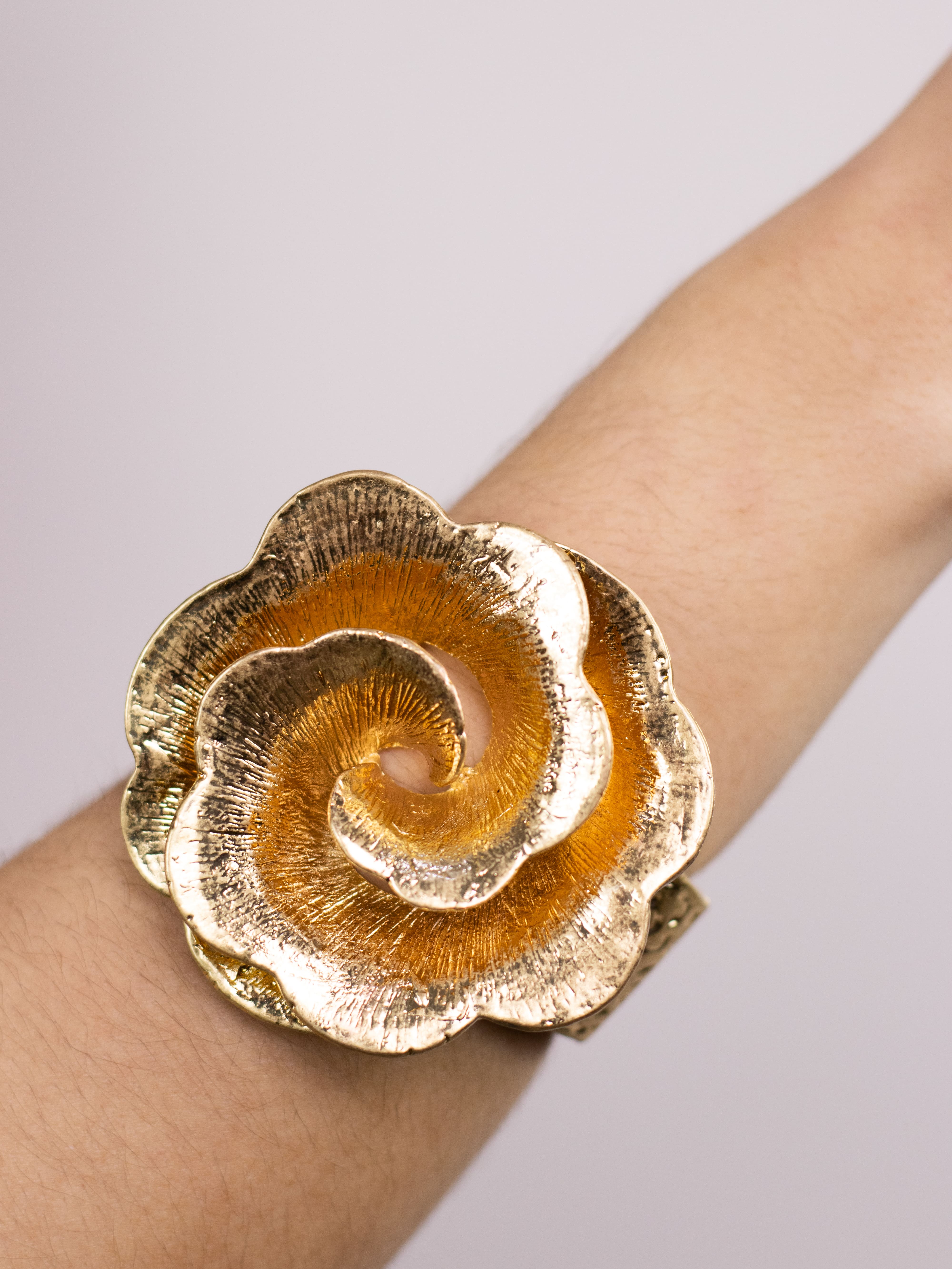 Bracelete Medieval Dourado de Flor