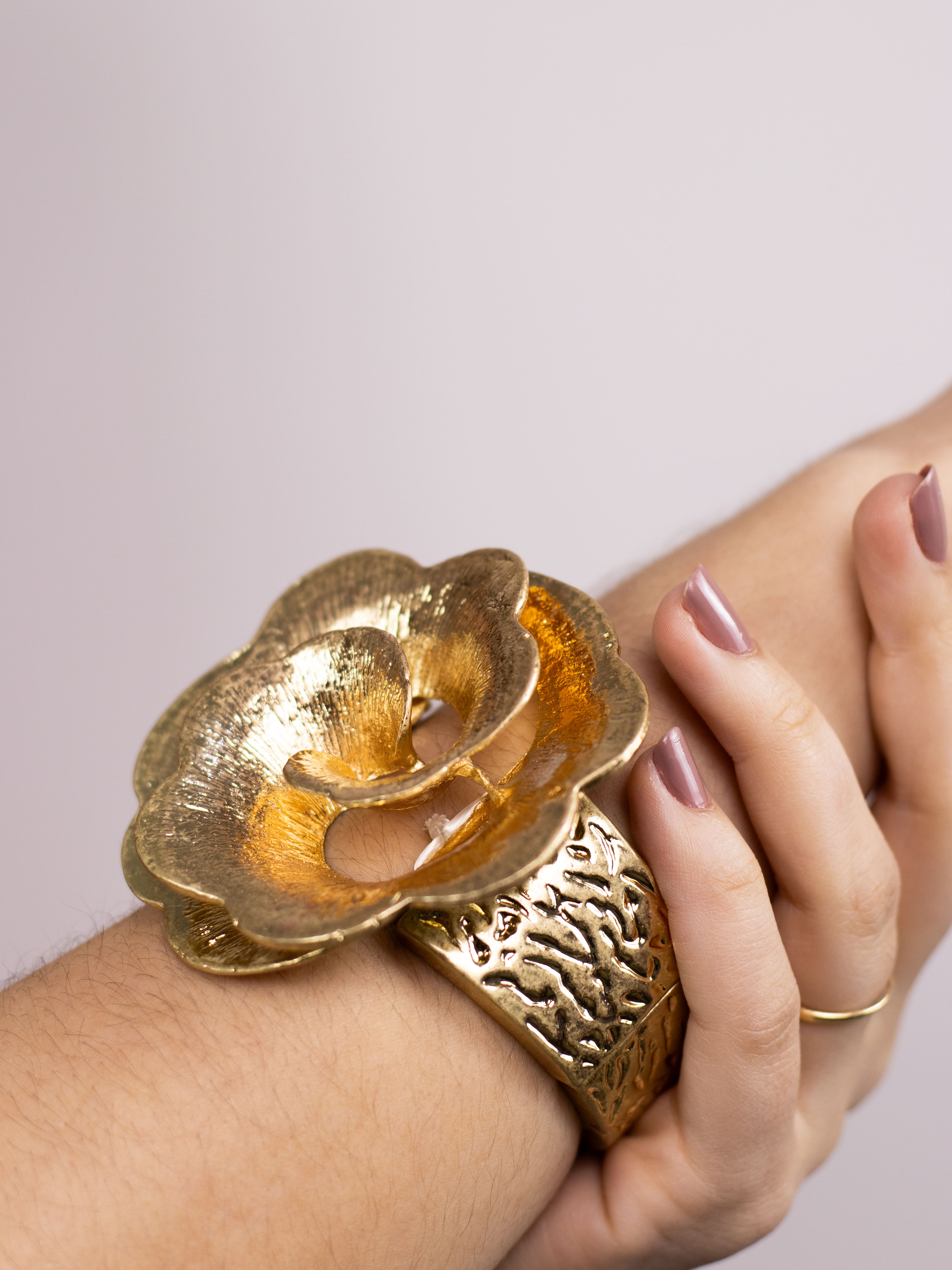 Bracelete Medieval Dourado de Flor