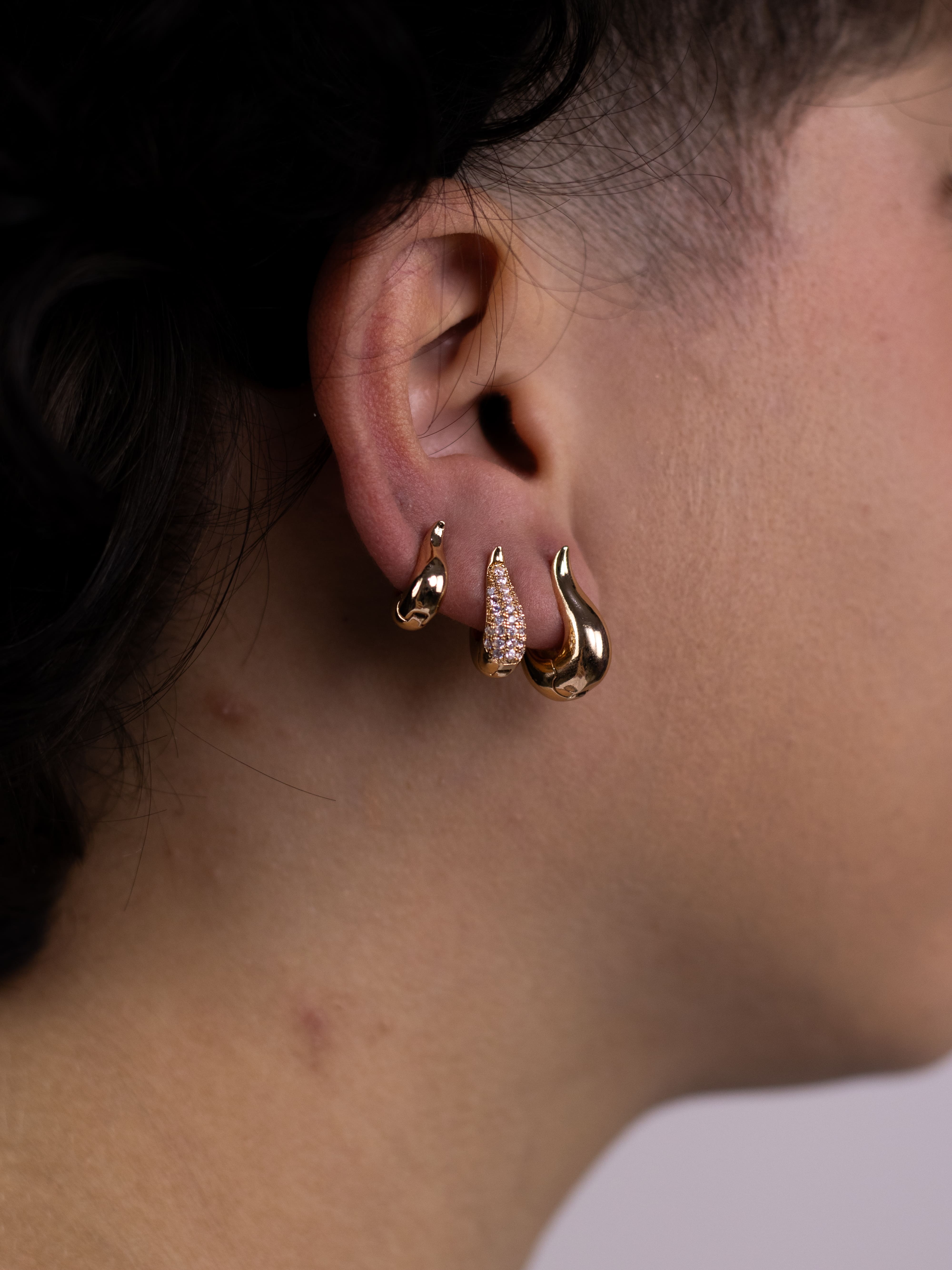 Brinco Trio de Gota Dourado Com Zircônia e Metal Liso