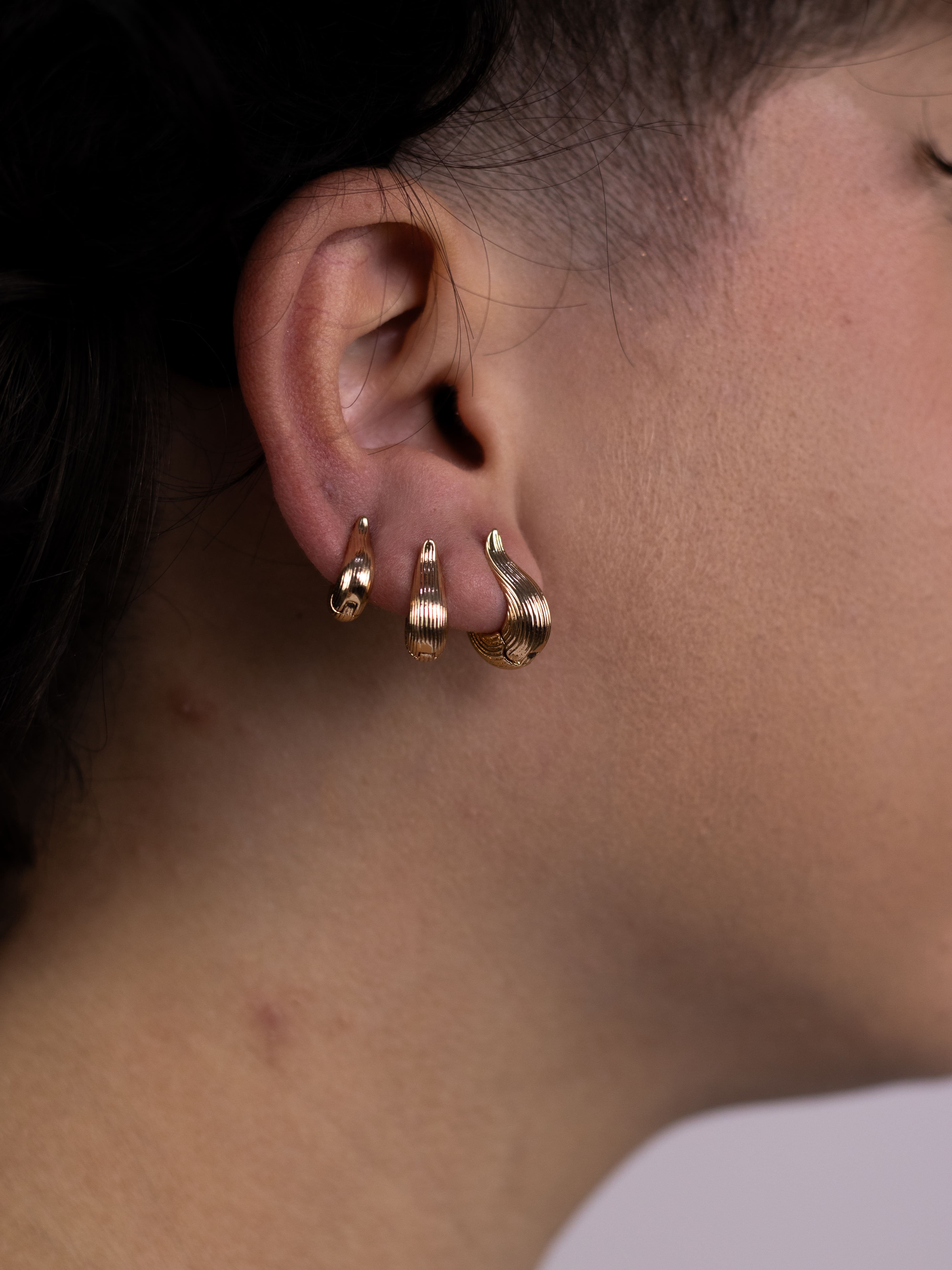 Brinco Trio de Argolinha de Gota Dourado com Friso