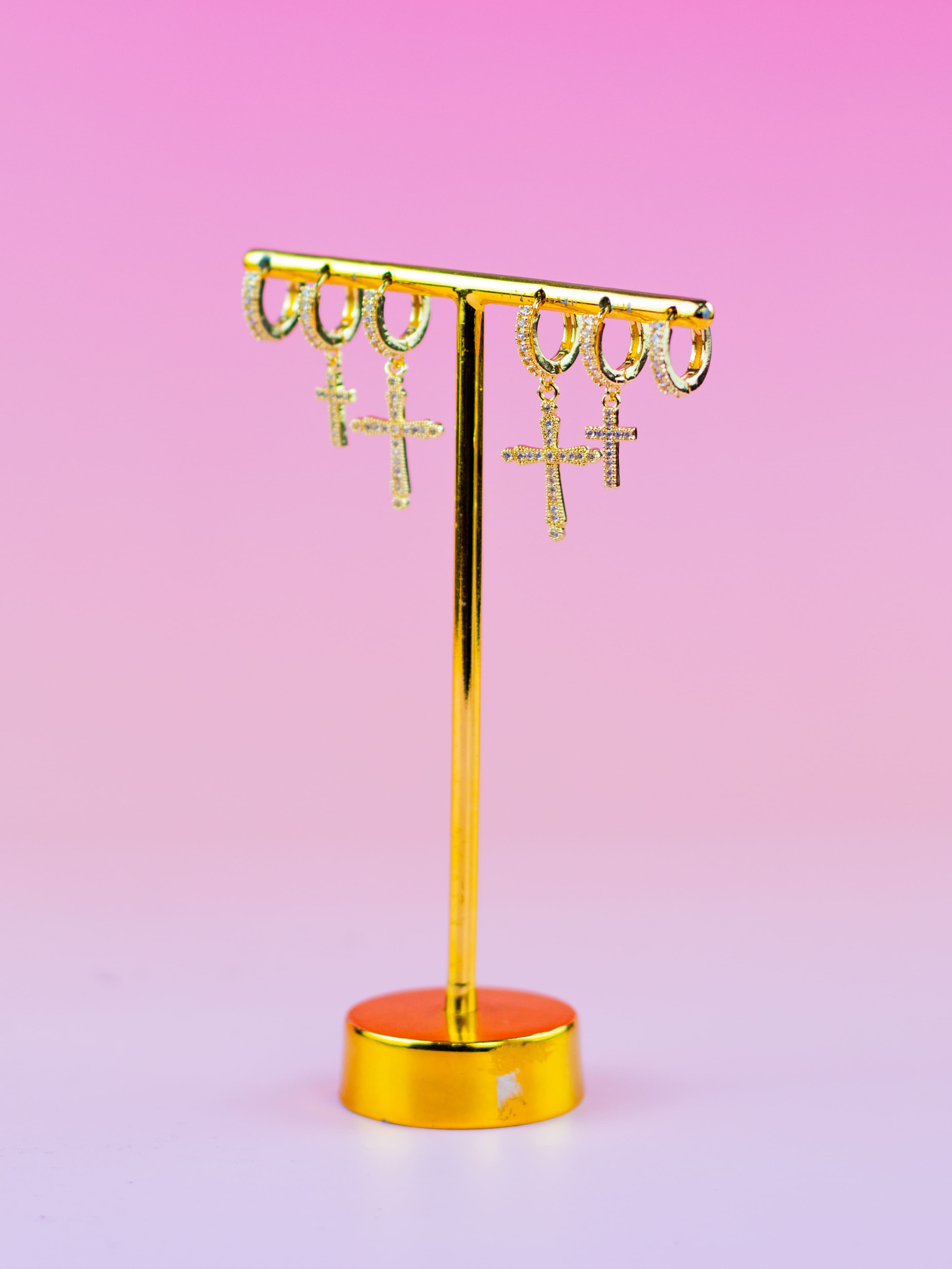 Brinco Trio Argolinha de Zircônia com Pingente de Cruz Dourado