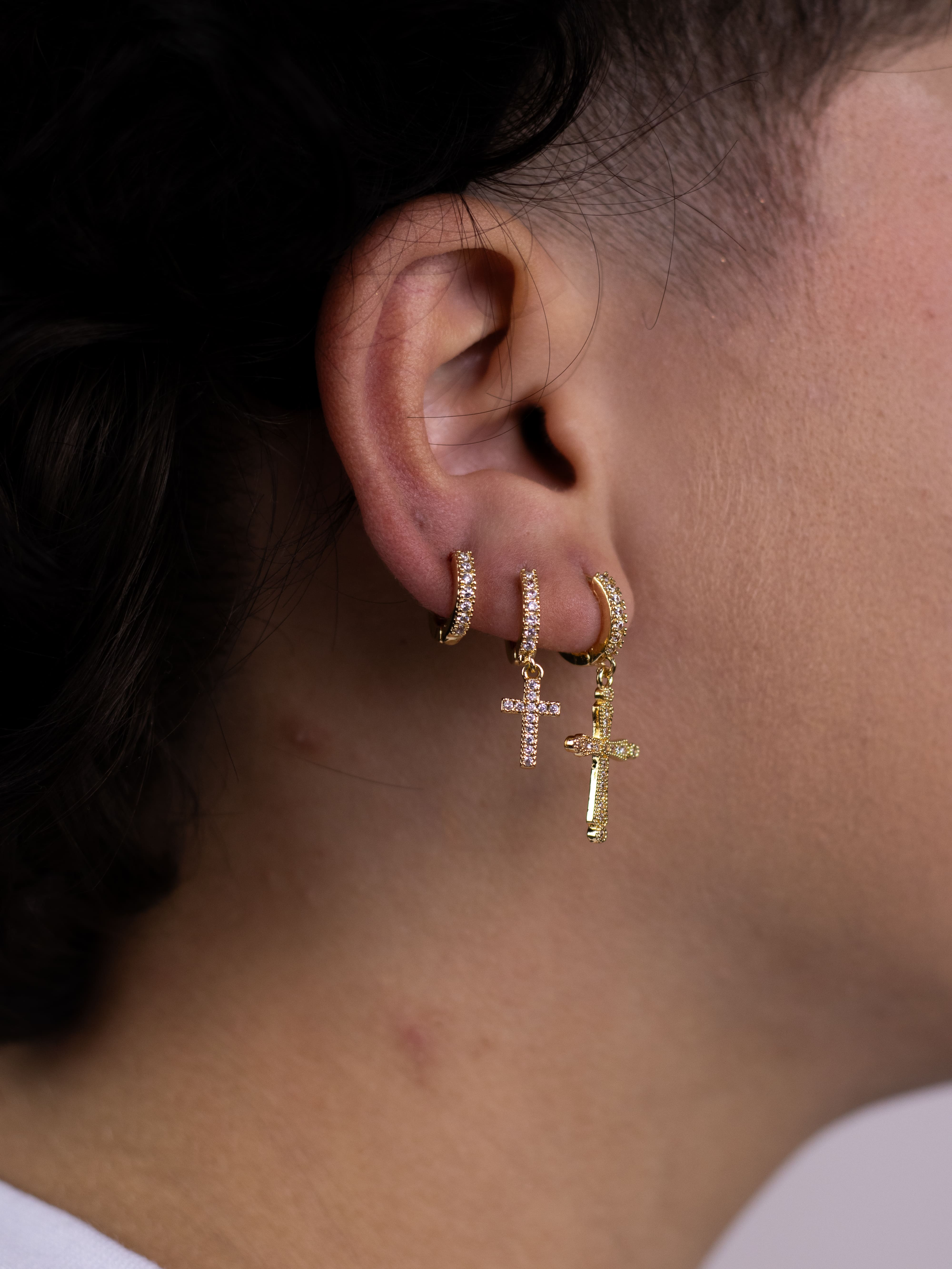 Brinco Trio Argolinha de Zircônia com Pingente de Cruz Dourado