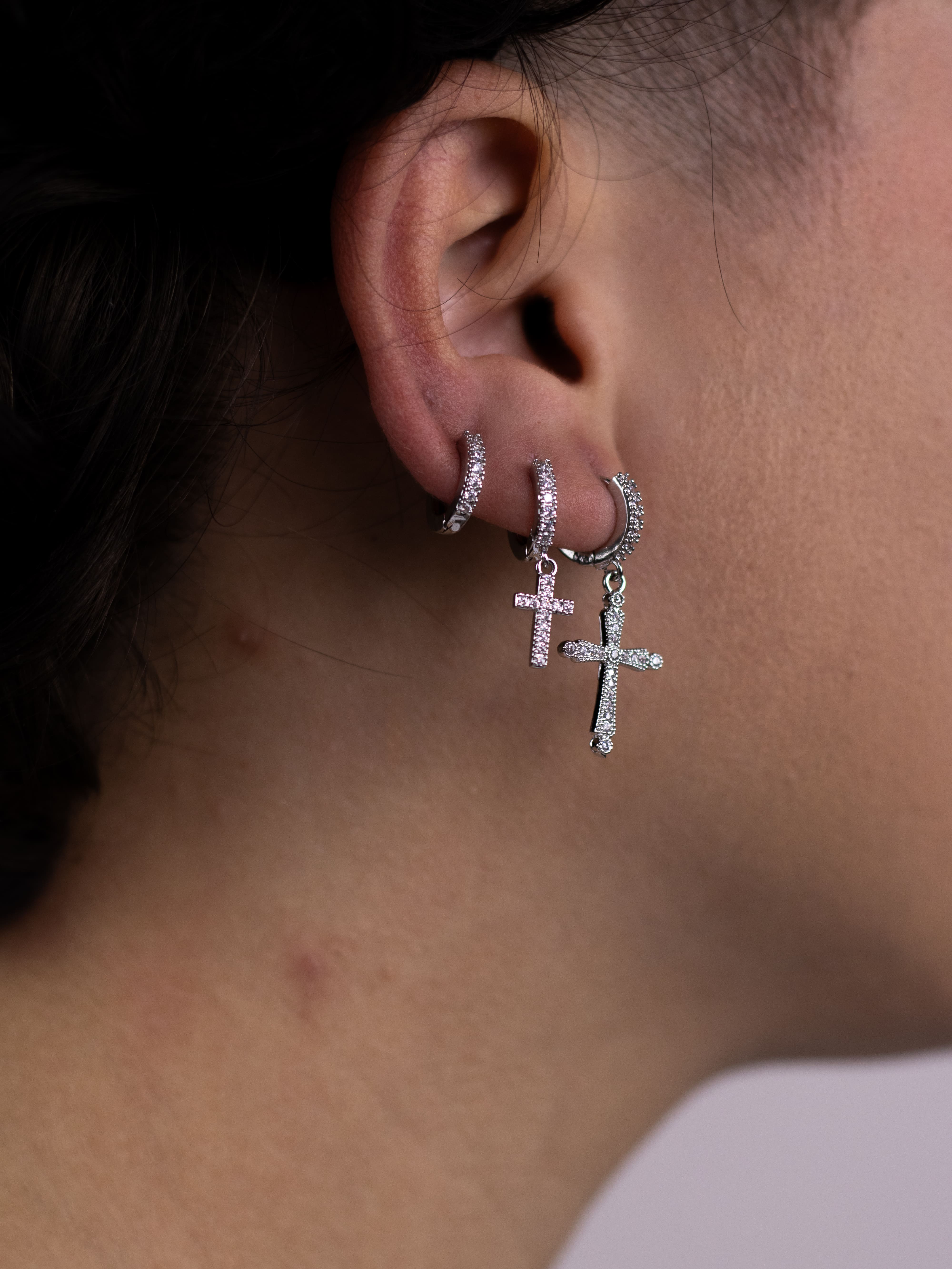Brinco Trio Argolinha de Zircônia com Pingente de Cruz Prata
