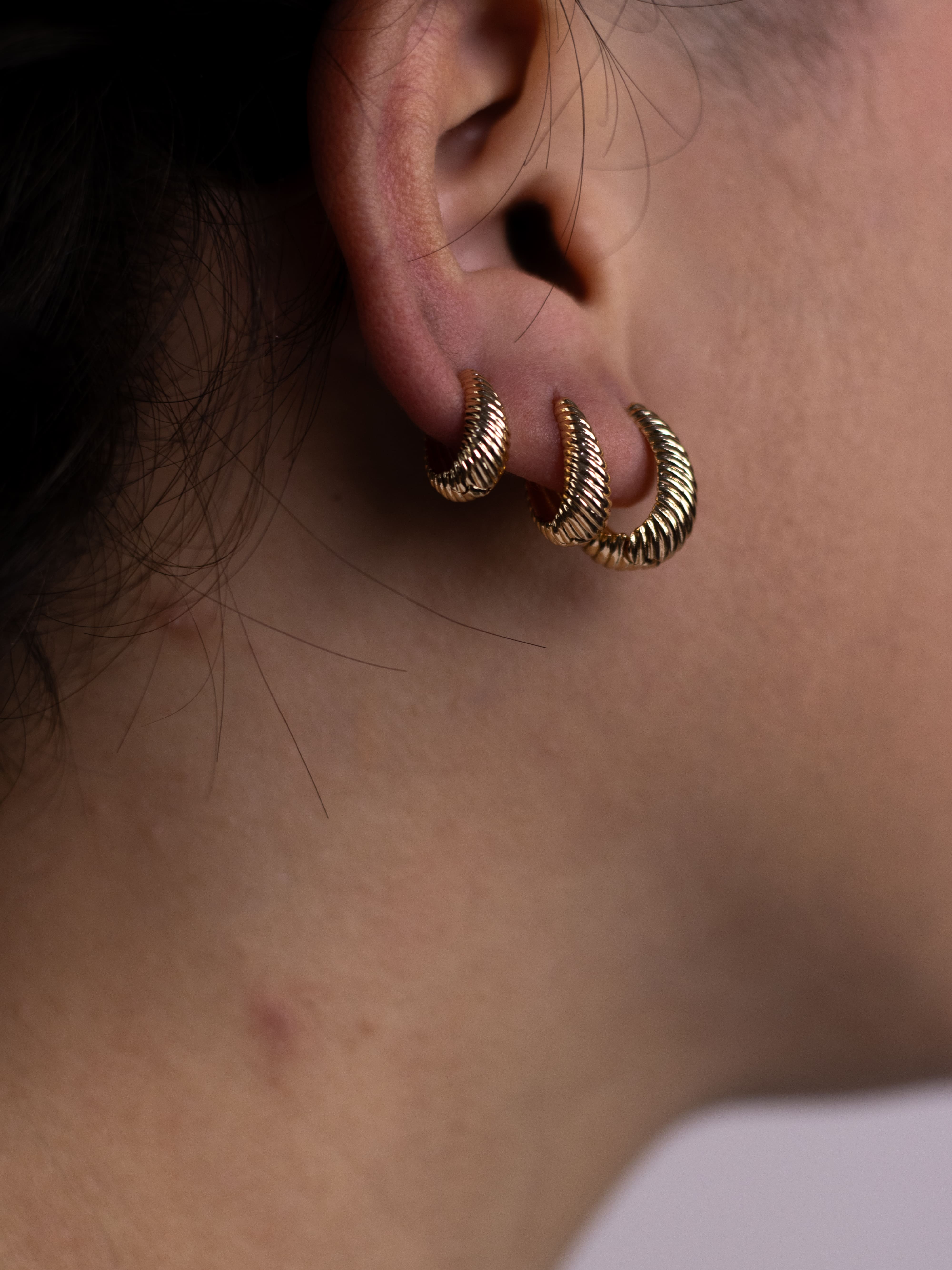 Brinco Trio Argolinha de Metal Dourado Liso com Friso