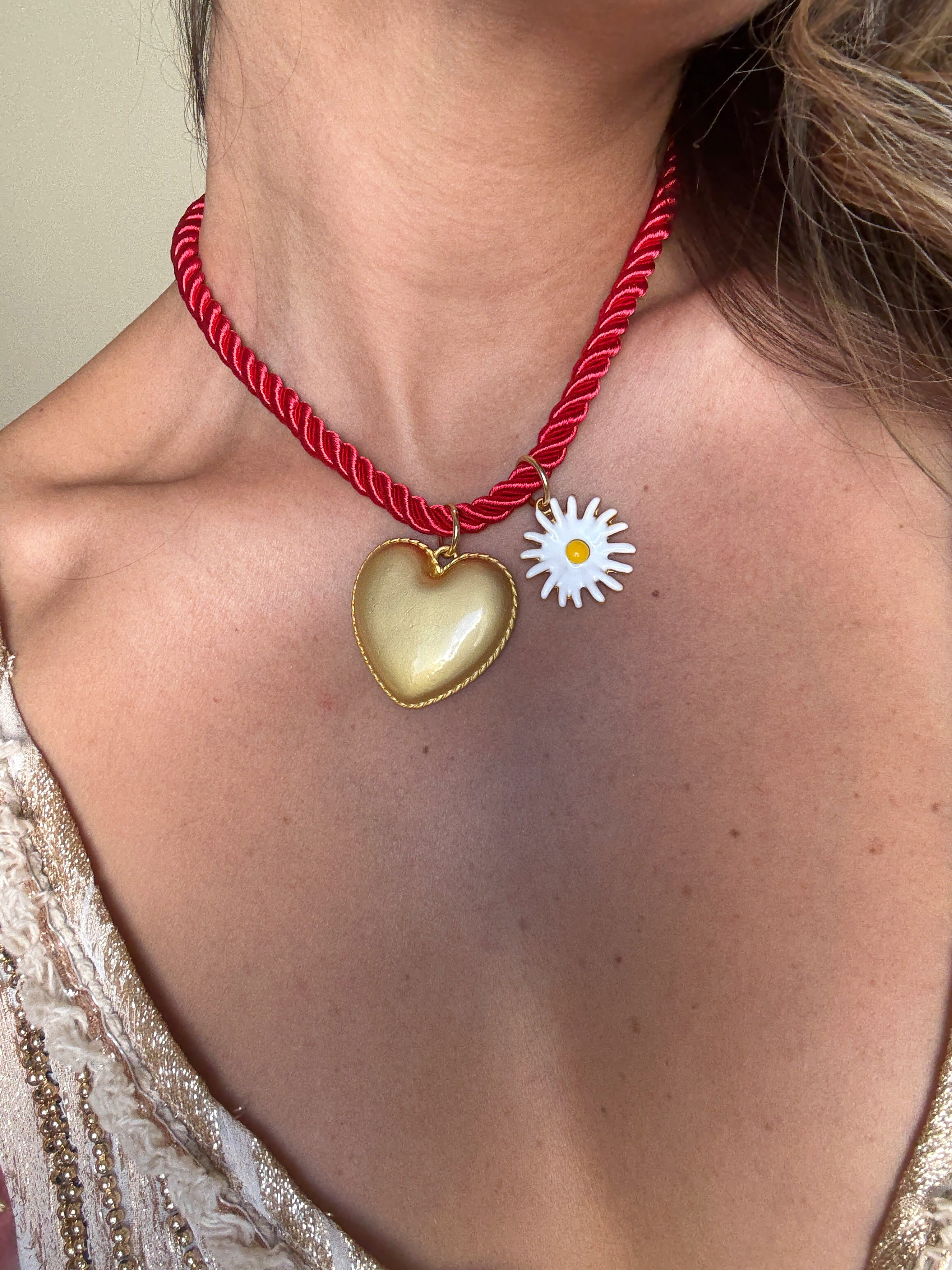Colar Vermelho com Pingentes de Coração e Margarida