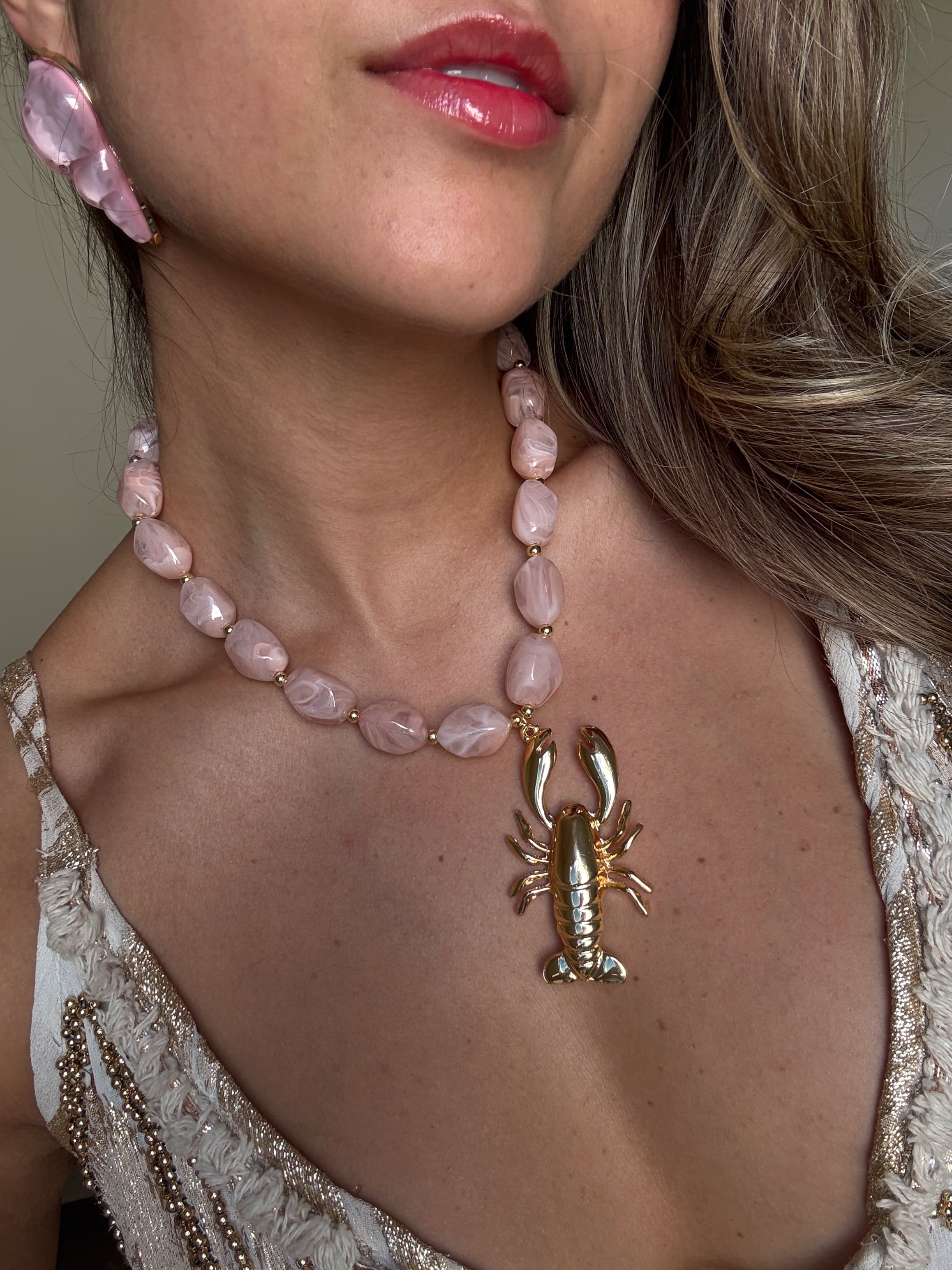 Colar Lagosta Dourada com Pedras Coloridas