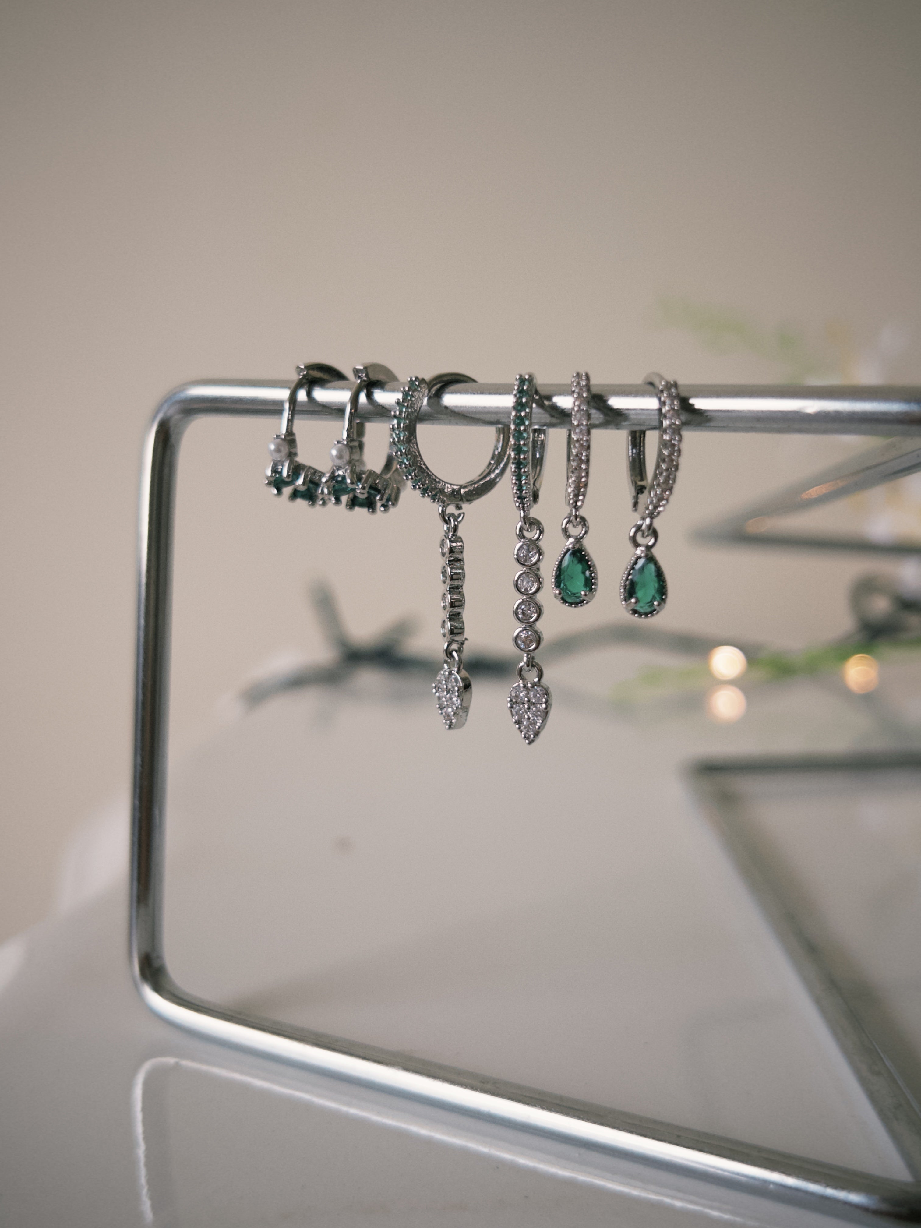 Kit De Brincos Dourados Com Zircônias Verdes E Cristais