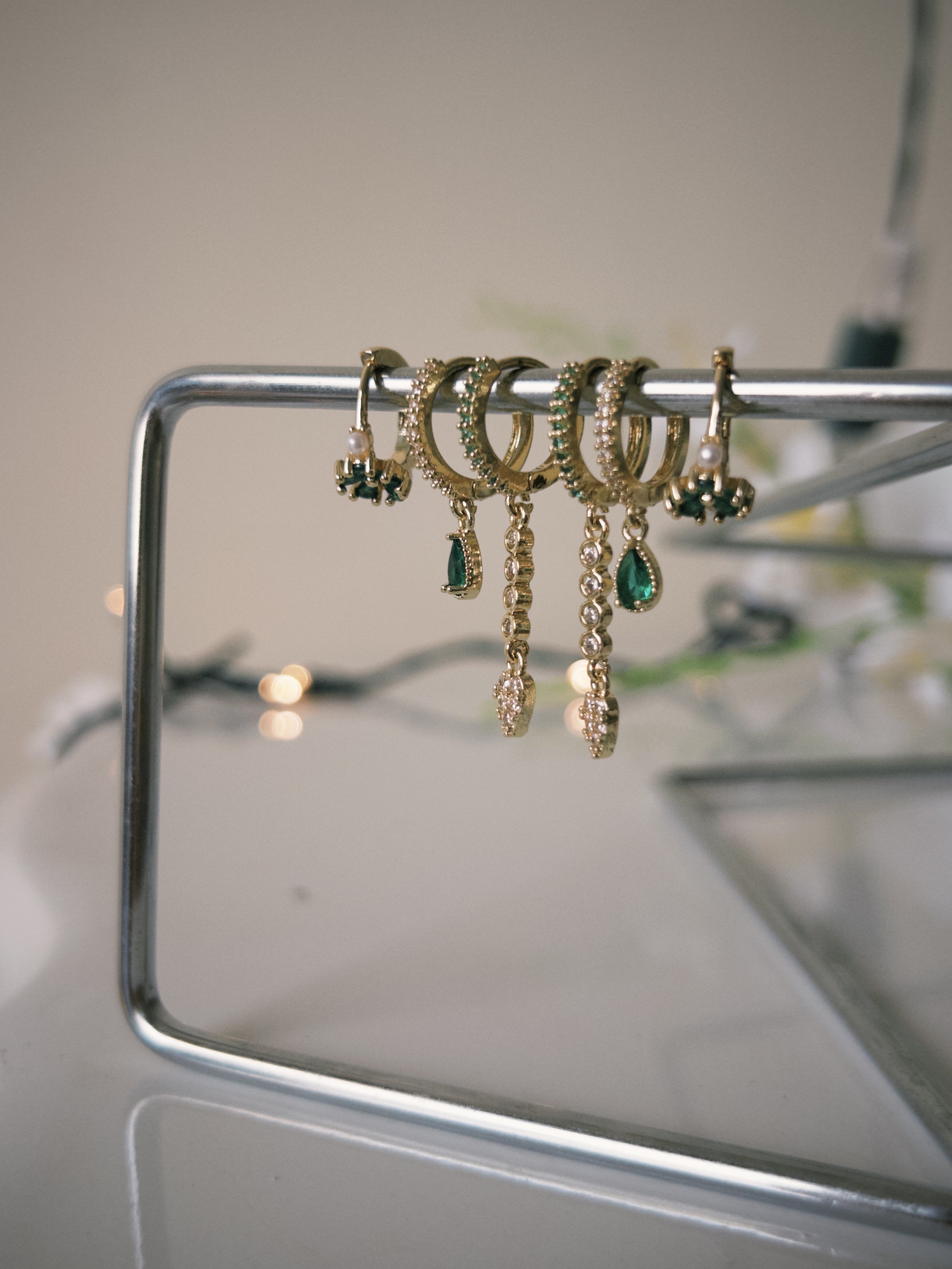 Kit De Brincos Dourados Com Zircônias Verdes E Cristais