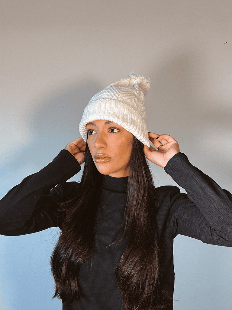 Touca Feminina Off White com Pompom – Tricot Macio e Quentinho