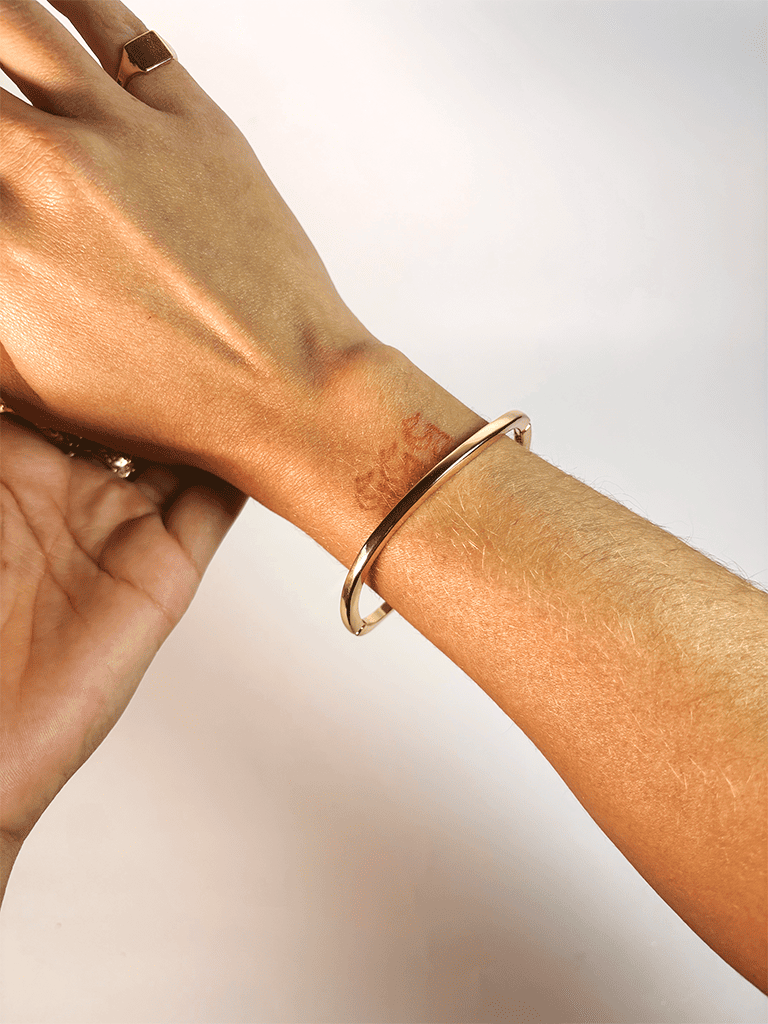 Pulseira Dourada Lisa Rígida com Design Minimalista