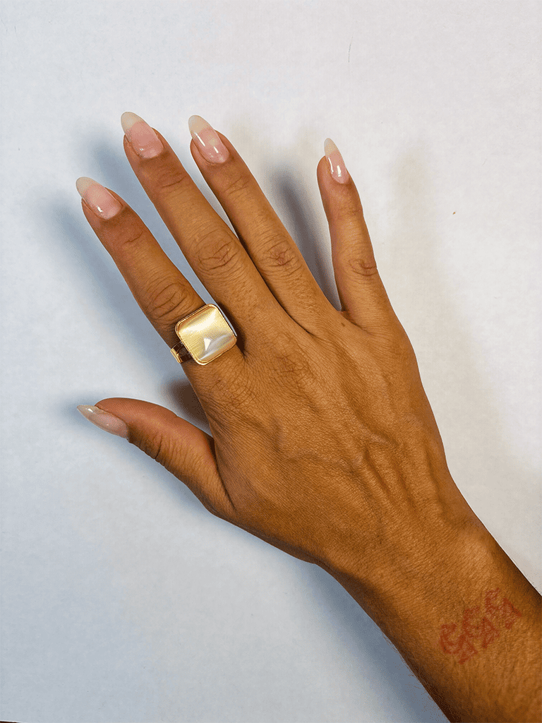 Anel Boho Ajustável de Metal Dourado com Pedra Branca Levemente Amarelada
