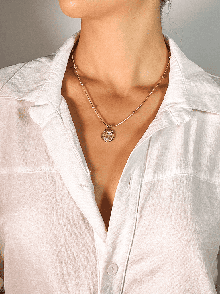 Colar Dourado com Medalha Religiosa e Esferas Decorativas