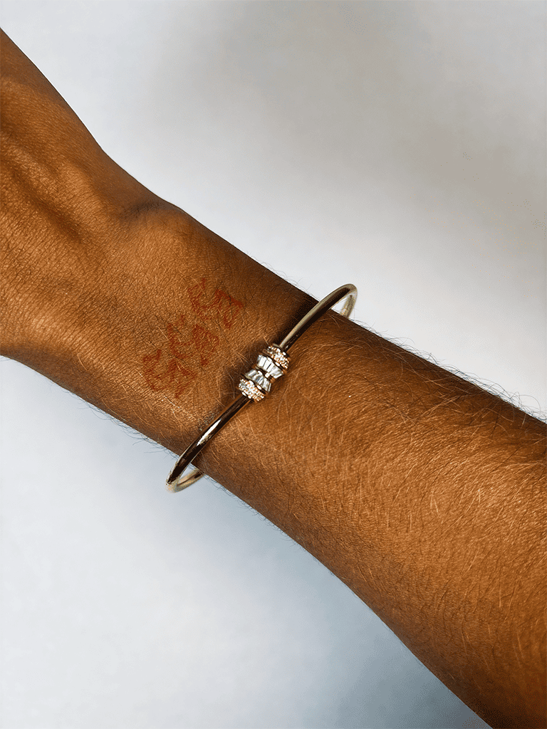 Bracelete Boho de Metal Dourado com Fecho de Cristal
