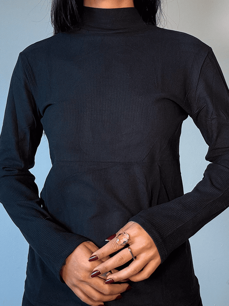 Blusa Preta Canelada de Manga Longa com Gola Alta