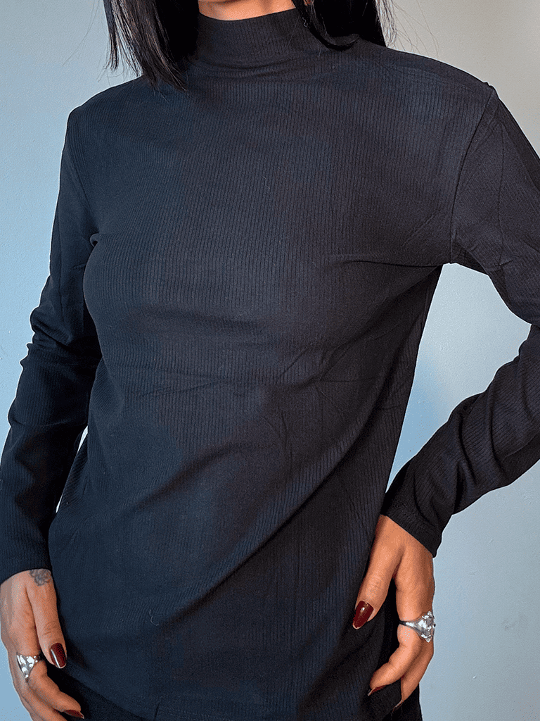 Blusa Preta Canelada de Manga Longa com Gola Alta