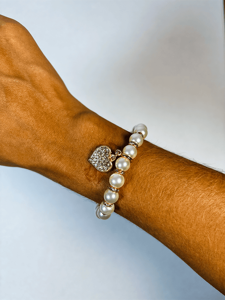 Pulseira Boho de Pérolas com Pingente de Coração Dourado de Metal