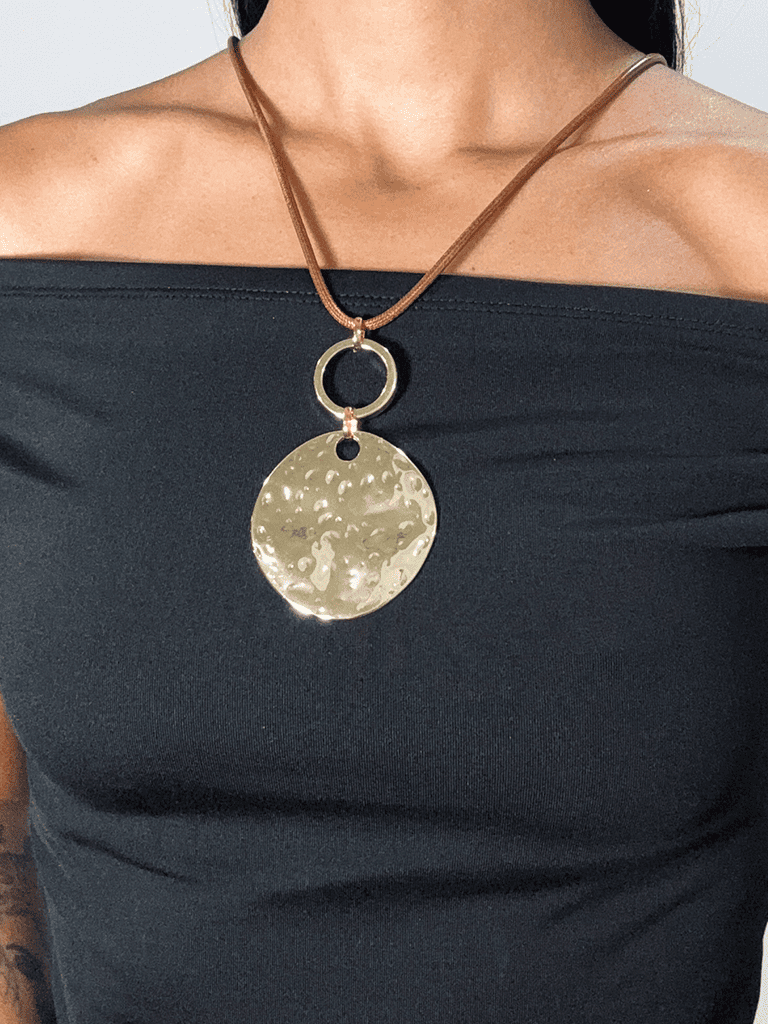 Colar Boho de Corda Marrom com Pingente de Metal Dourado Formato Círculo