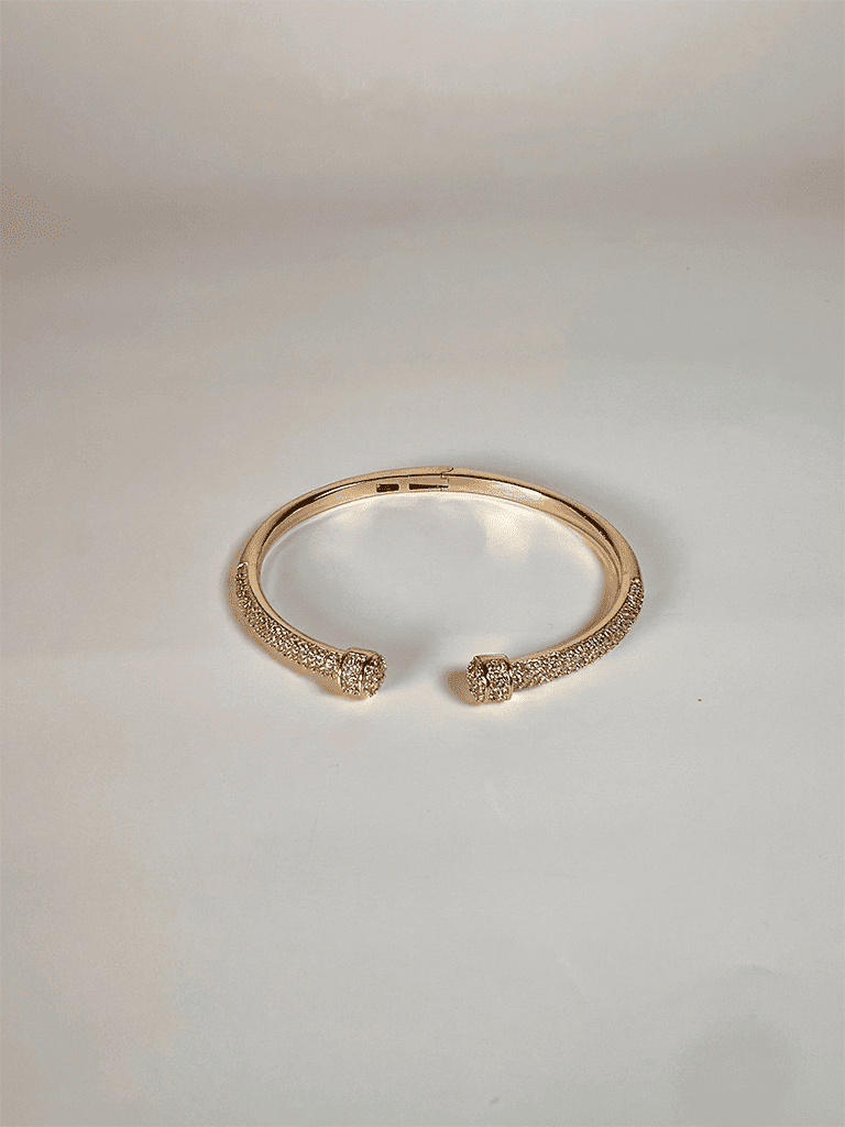 Pulseira Dourada Aberta com Pontas Cravejadas em Zircônia