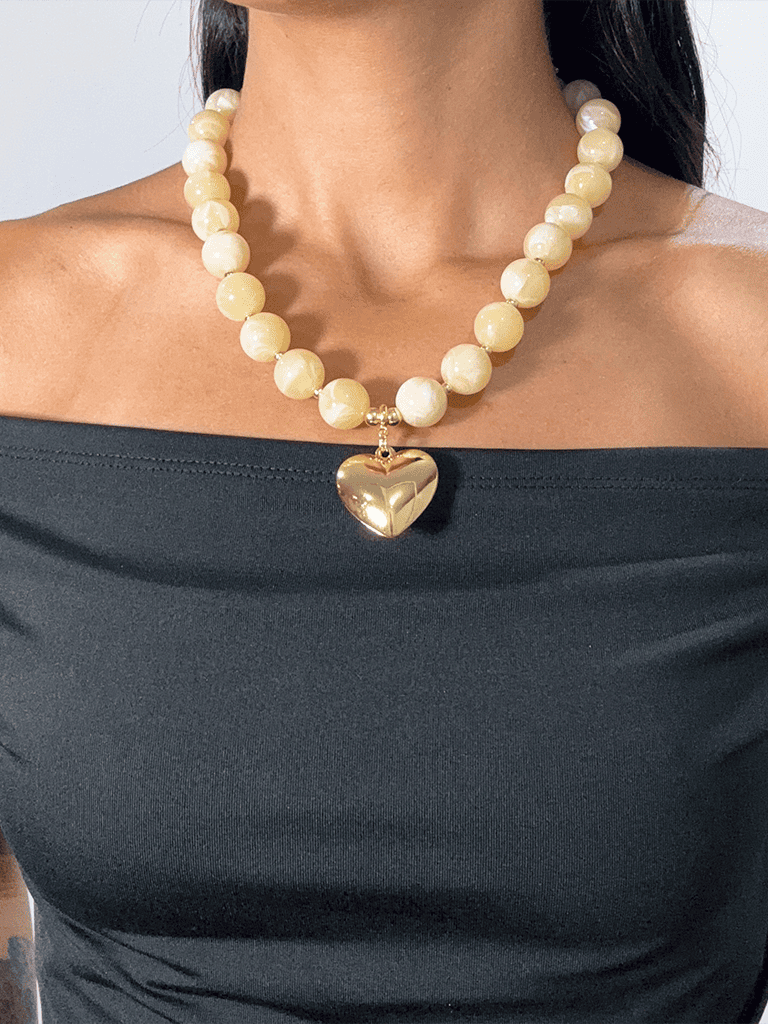 Colar Boho de Pérolas com Pingente de Metal Dourado com Formato de Coração