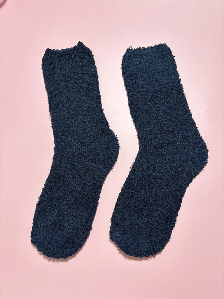 Meia Azul de Lã Peluda – Conforto Térmico para os Dias Frios