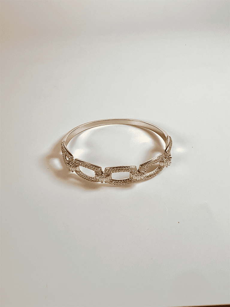 Pulseira Prateada Rígida com Elos Cravejados de Zircônias