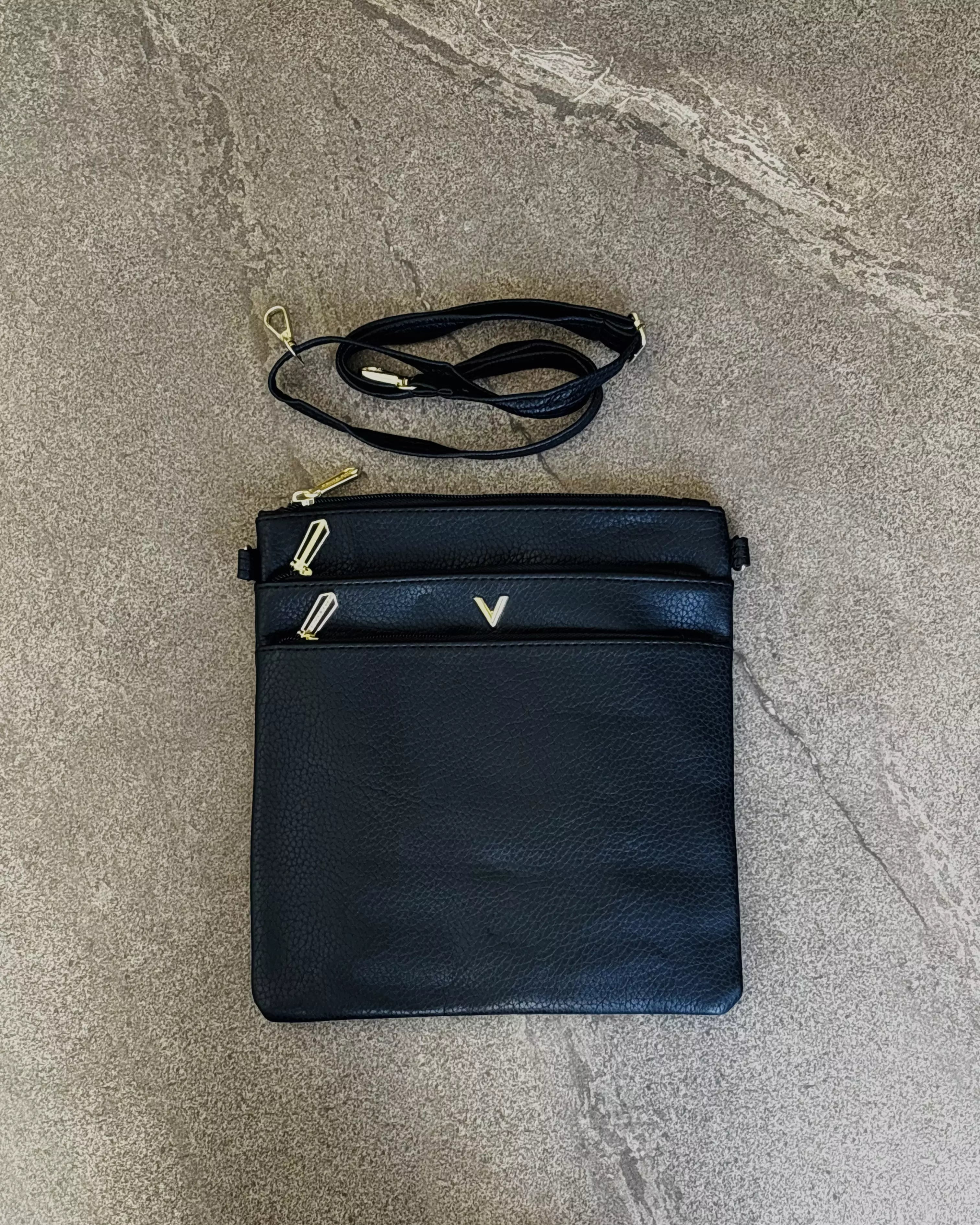 Bolsa Transversal com Bolso Frontal em Sintético