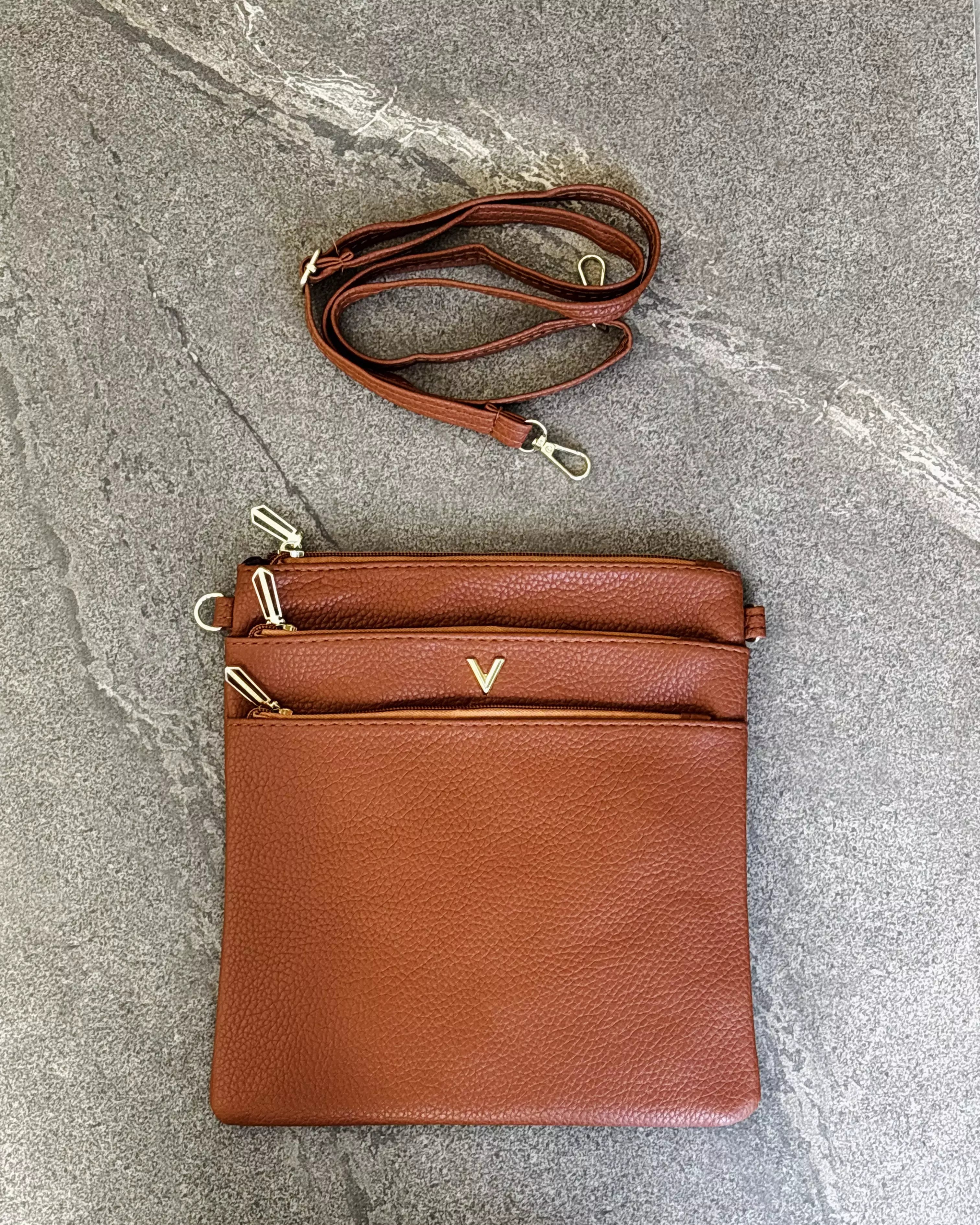 Bolsa Transversal com Bolso Frontal em Sintético