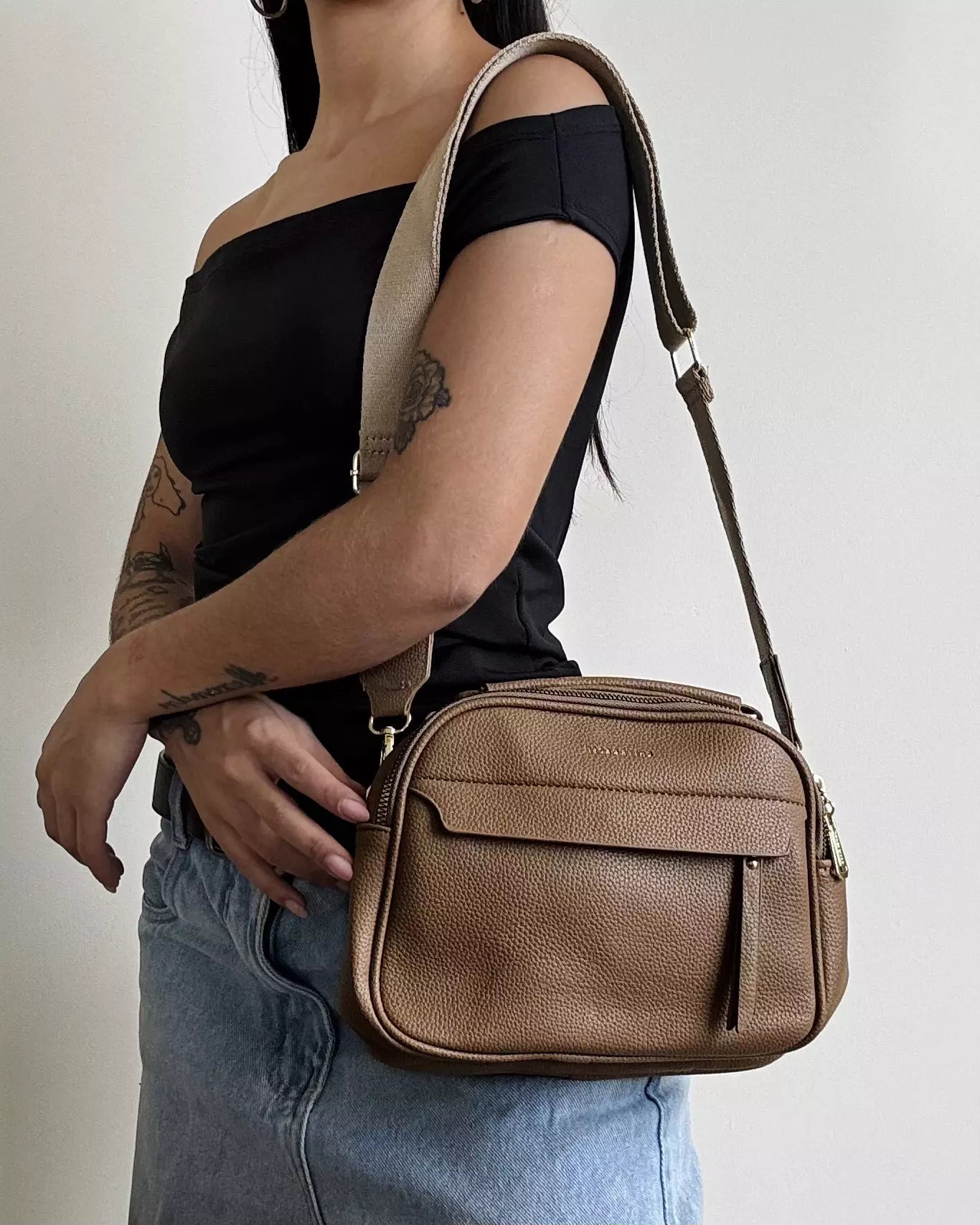 Bolsa Tiracolo Texturizada com Alça Larga